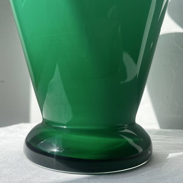 Vase vert en verre, avec anse en verre soufflé, art déco