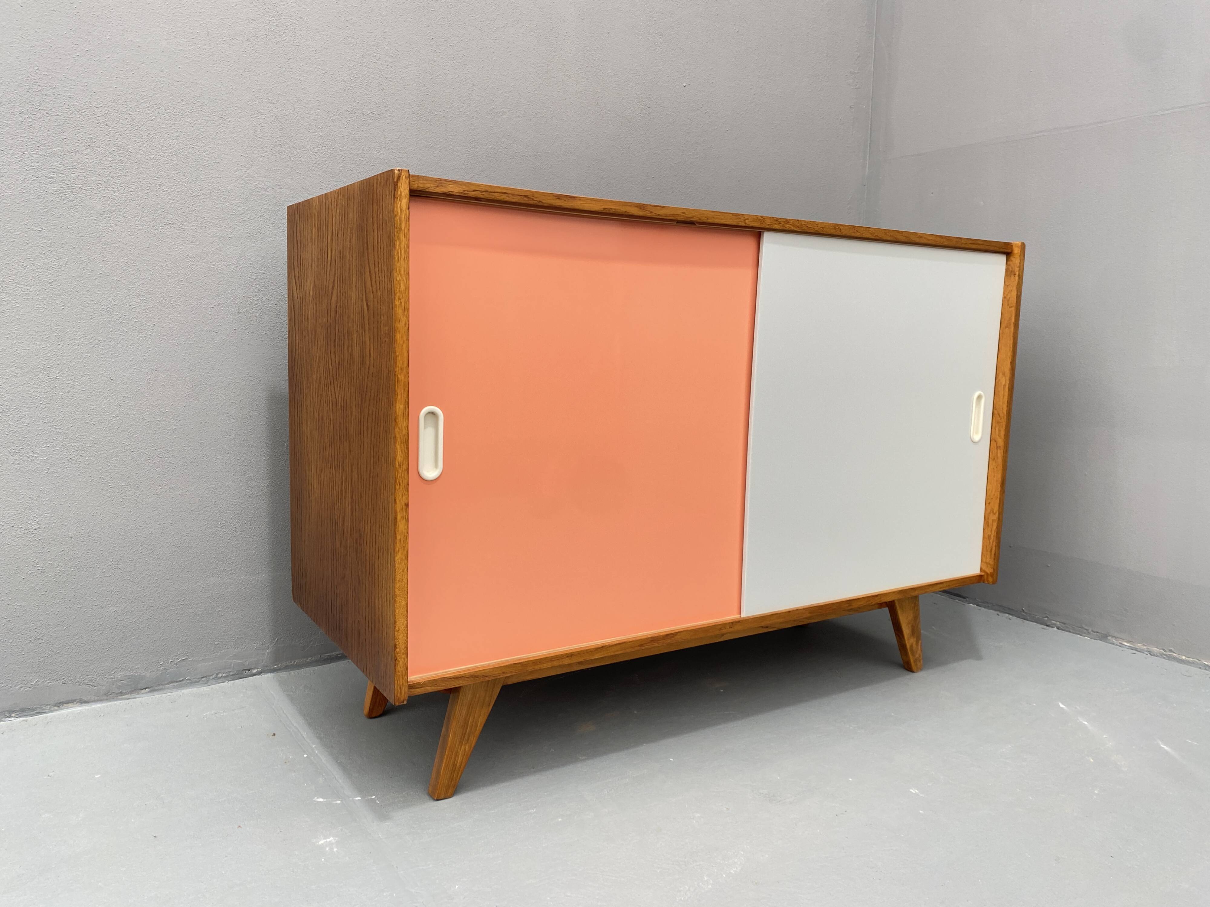 Buffet du milieu du siècle entièrement restauré U-452 par Jiří Jiroutek, années 1960, Tchécoslovaquie