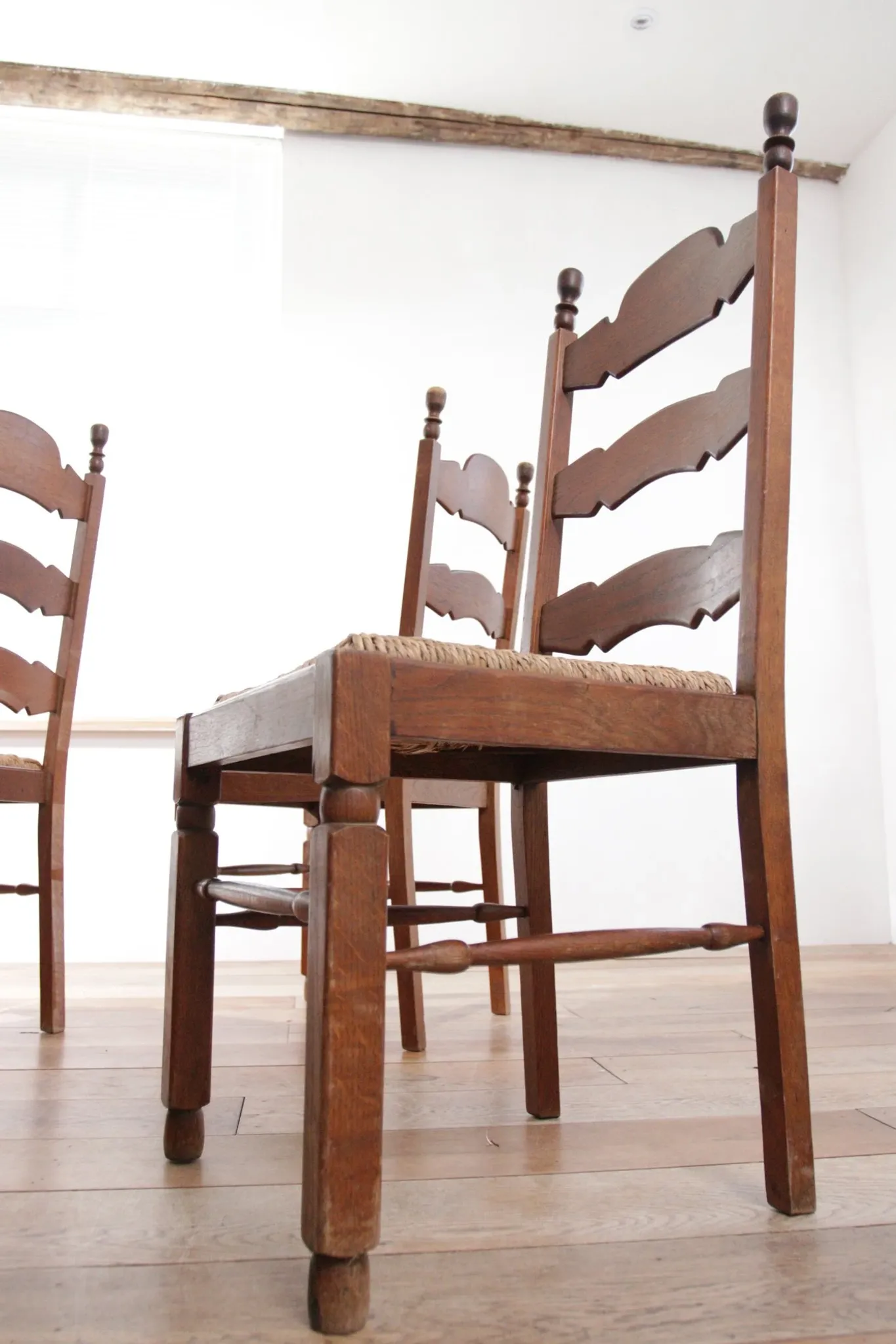 Ensemble de 4 chaises de salle à manger en chêne avec dossier échelle et sièges en paille.