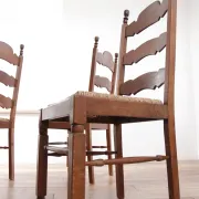 Ensemble de 4 chaises de salle à manger en chêne avec dossier échelle et sièges en paille.