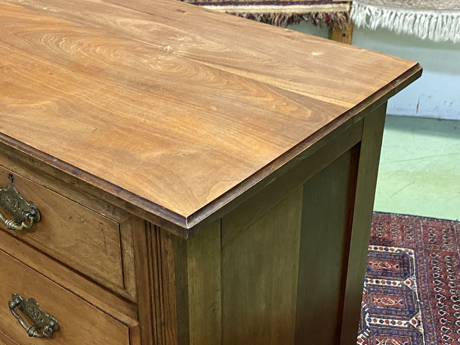 Commode anglaise en noyer début XXème
