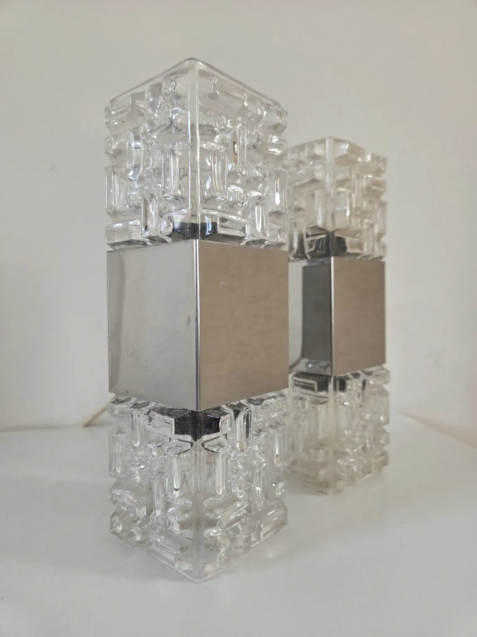 Pair of wall lights in glass and chrome metal