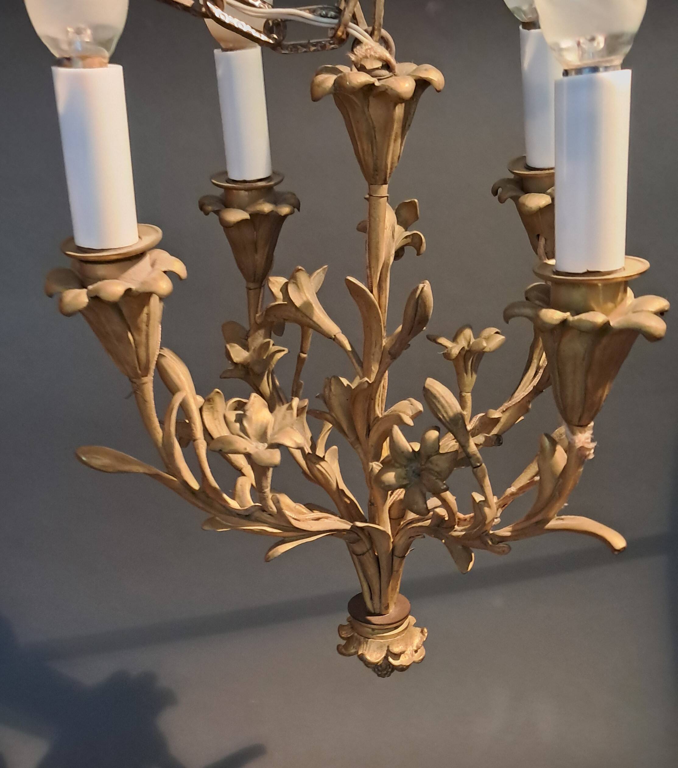 Neoclassical 4-arm gilt bronze chandelier, Circa 1940/1950.