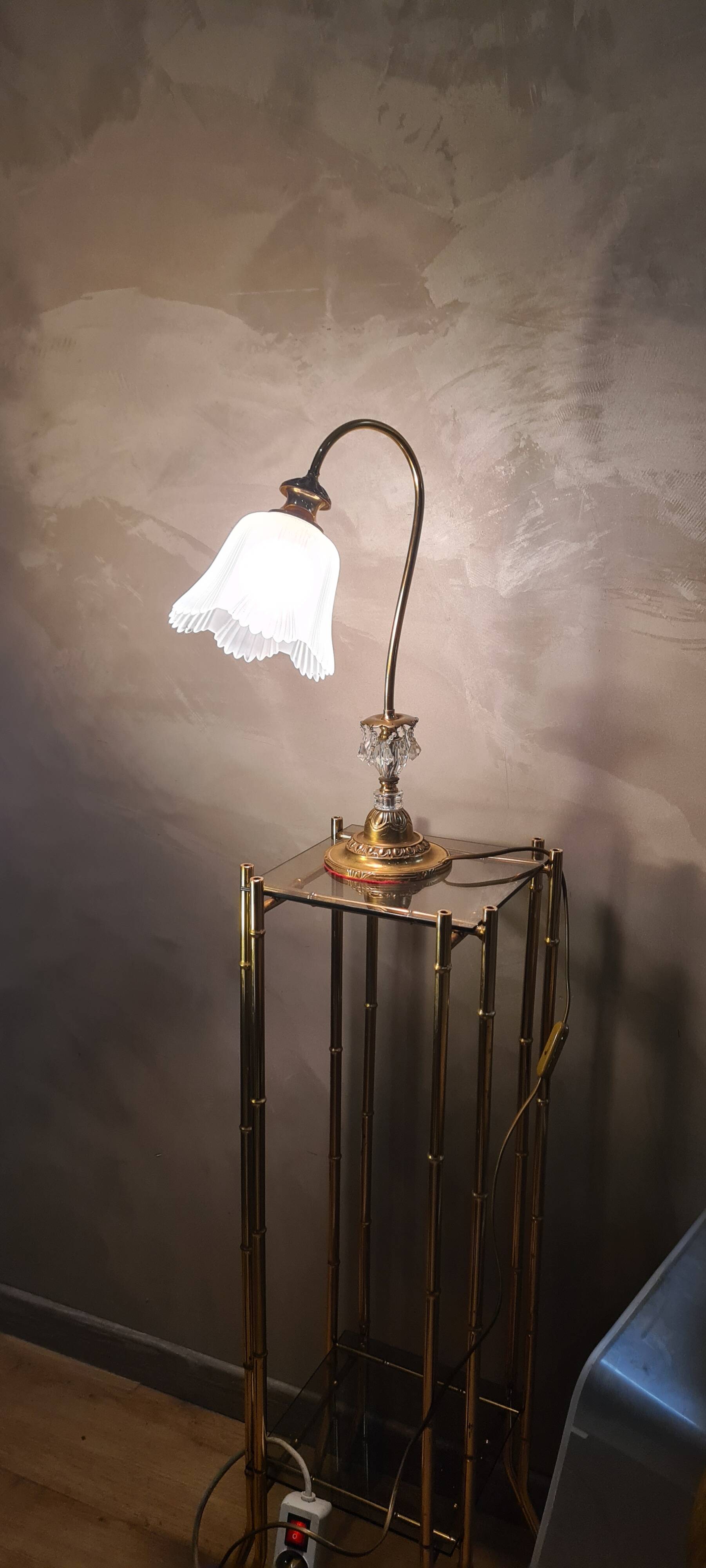 Large brass lamp with tassels 1970 to 80 and opaque molded glass, very good condition, electric ok, elegant