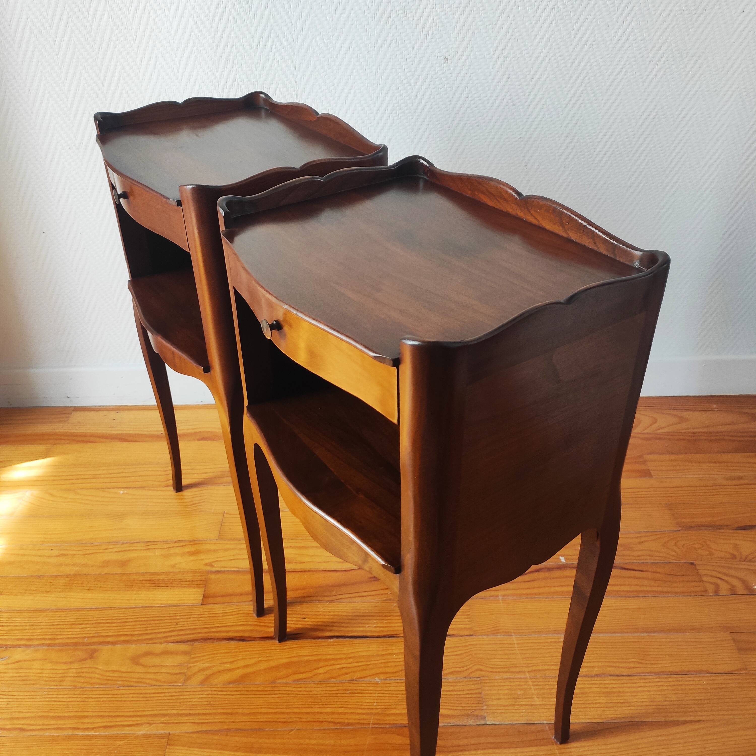Paire de tables de chevet style Louis XV