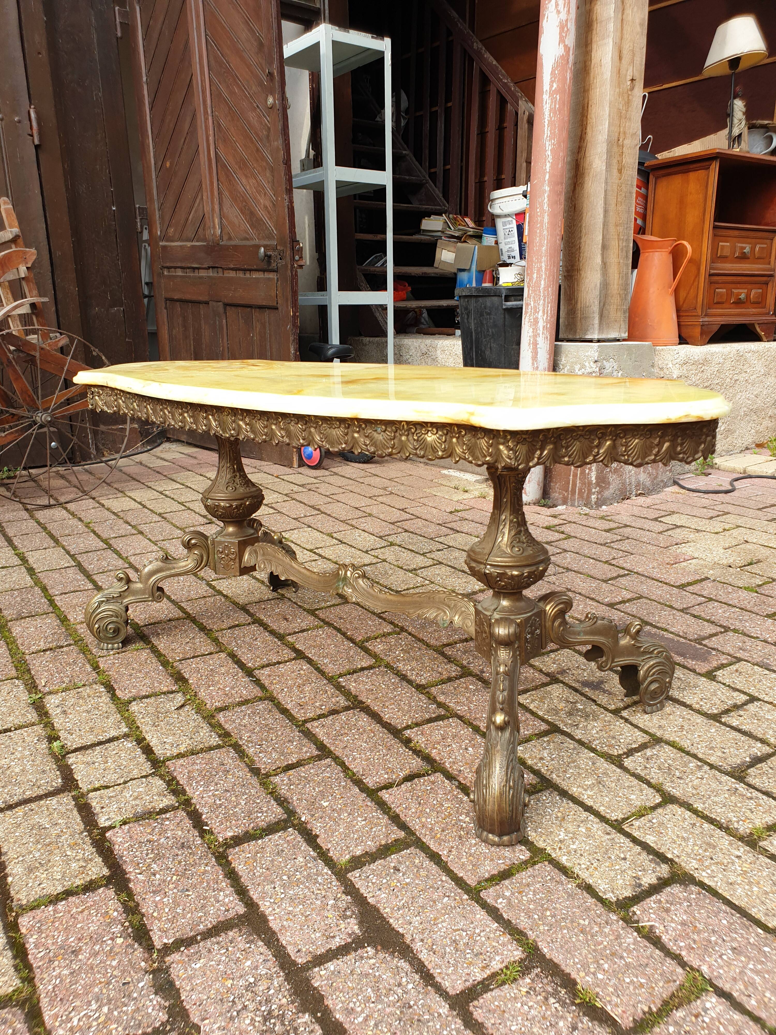 Table de salon en marbre et métal