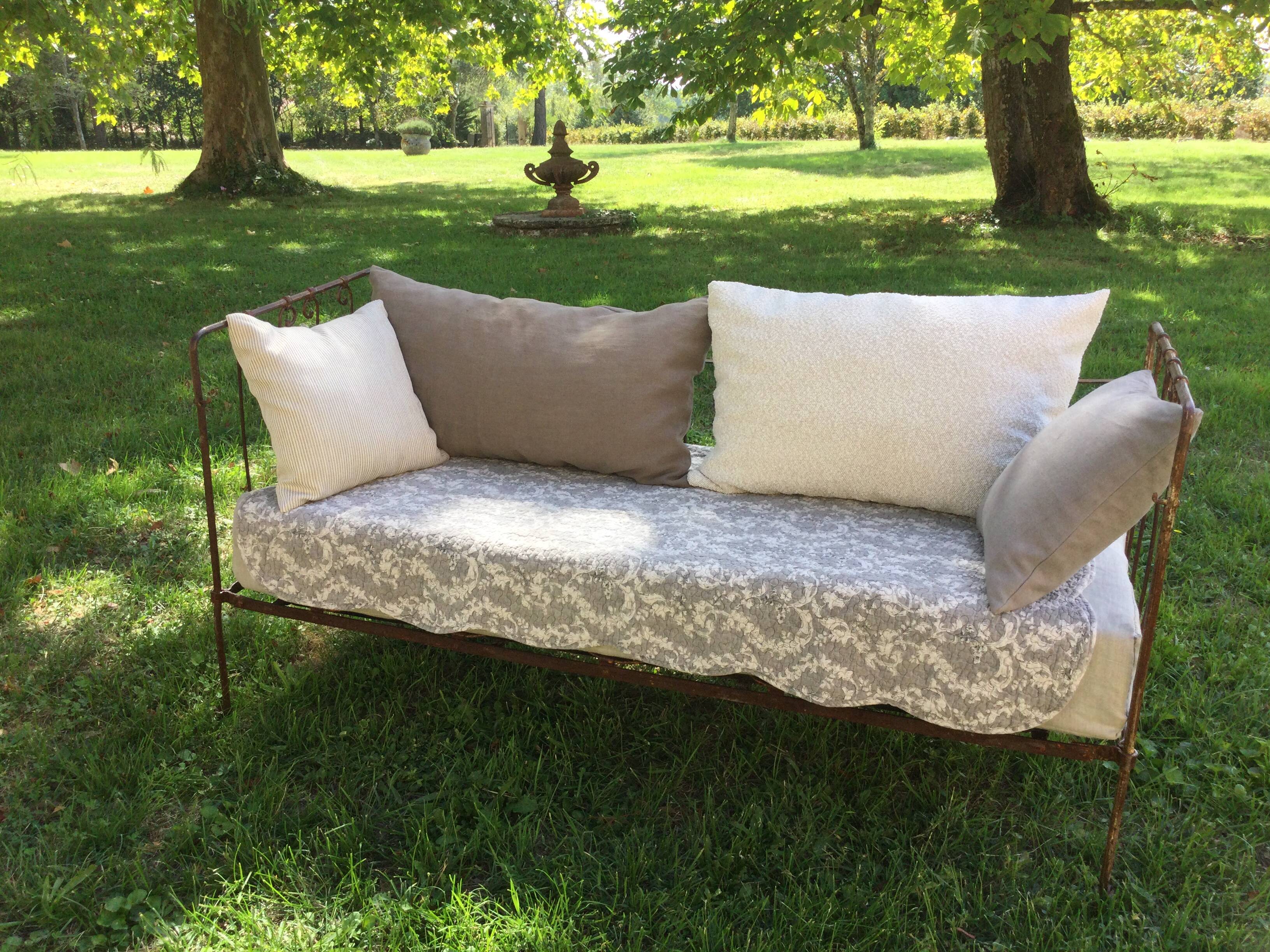 Lit banquette ancien fer forgé avec coussins