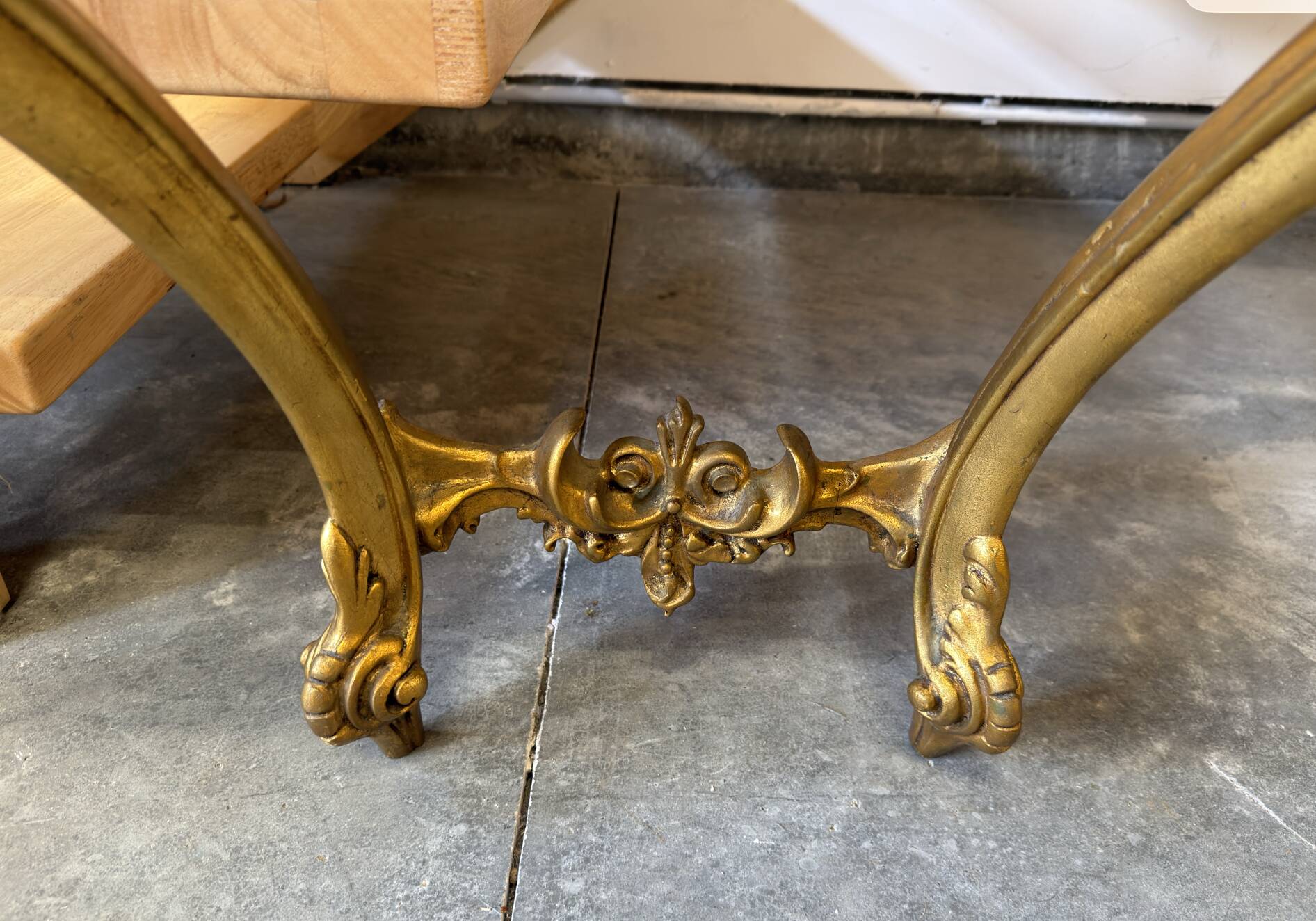 Console style Louis XV en bois doré et marbre
