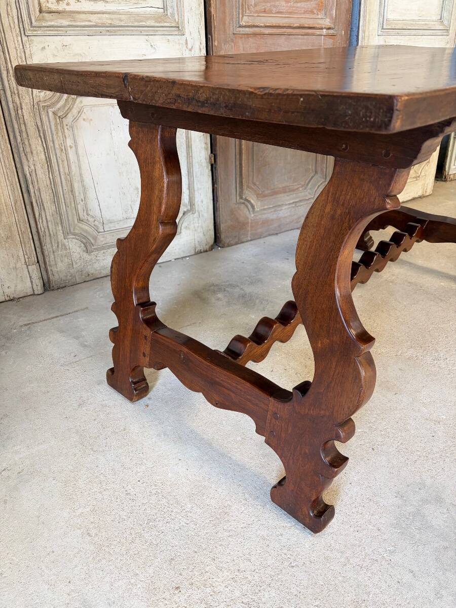 Table espagnole époque 20e siècle