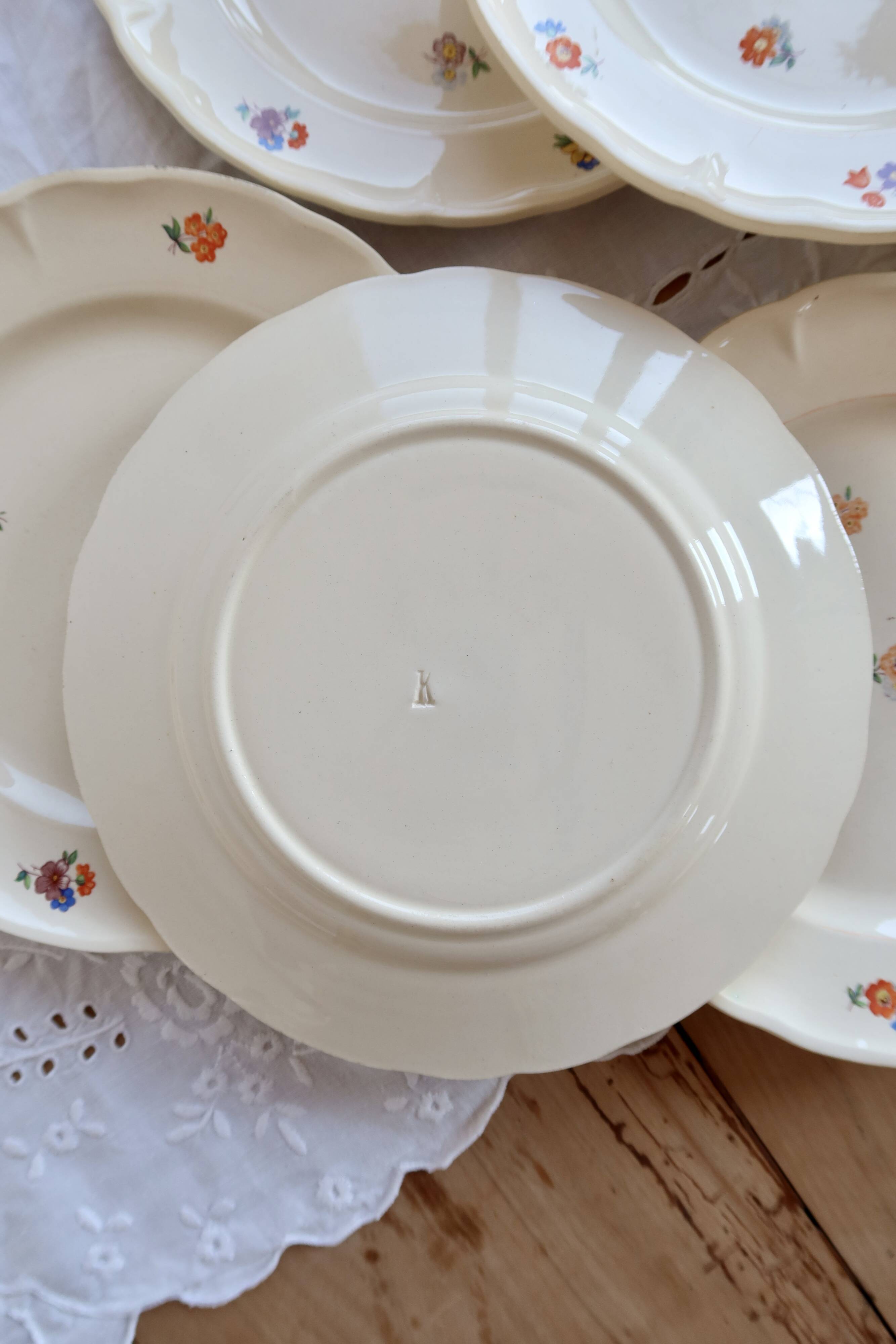 6 vintage ivory earthenware dessert plates – Small flower decoration