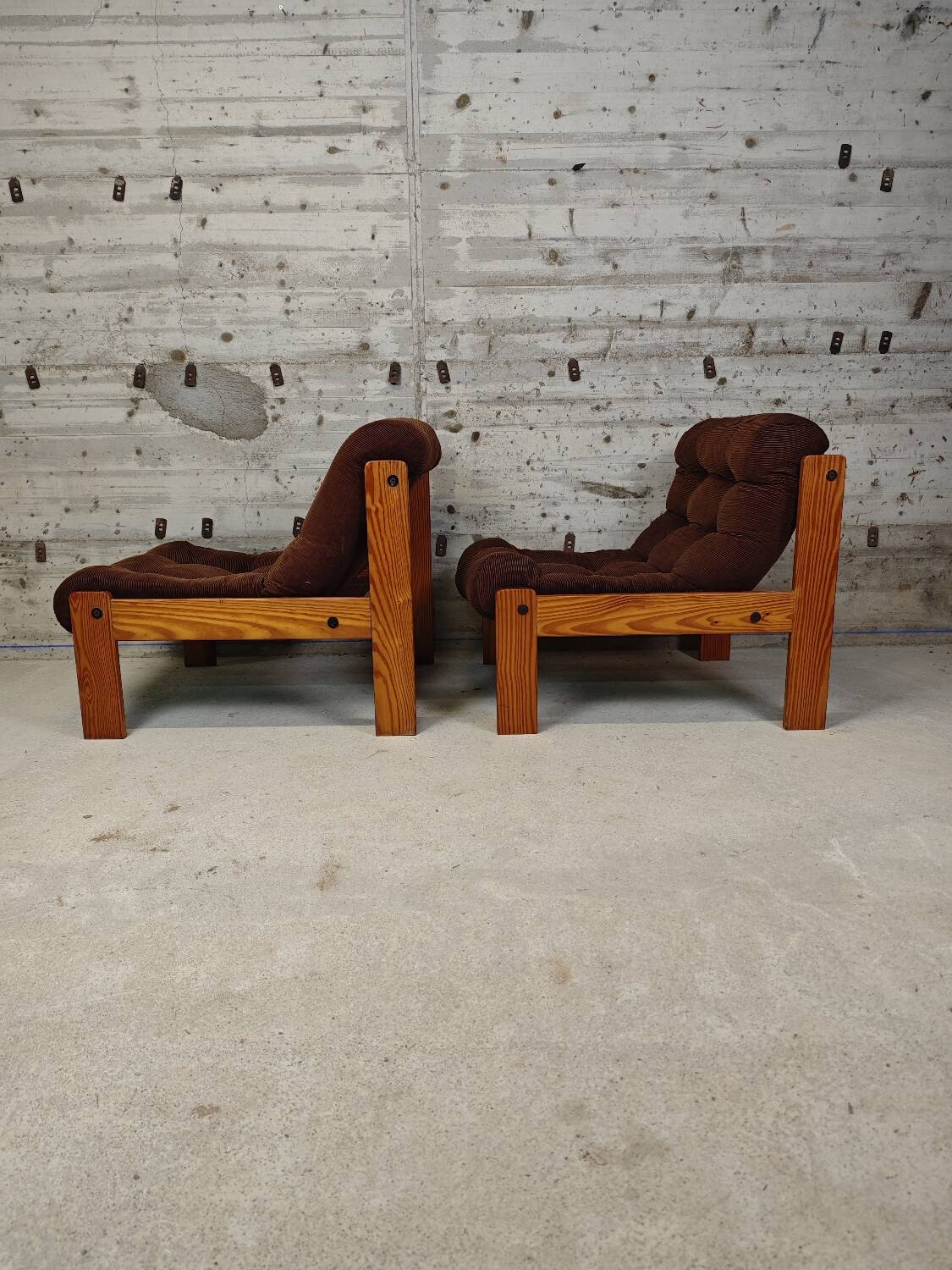 Pair of armchairs in pine and velvet