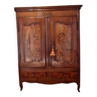 Armoire ancienne avec portes en loupe d'orme