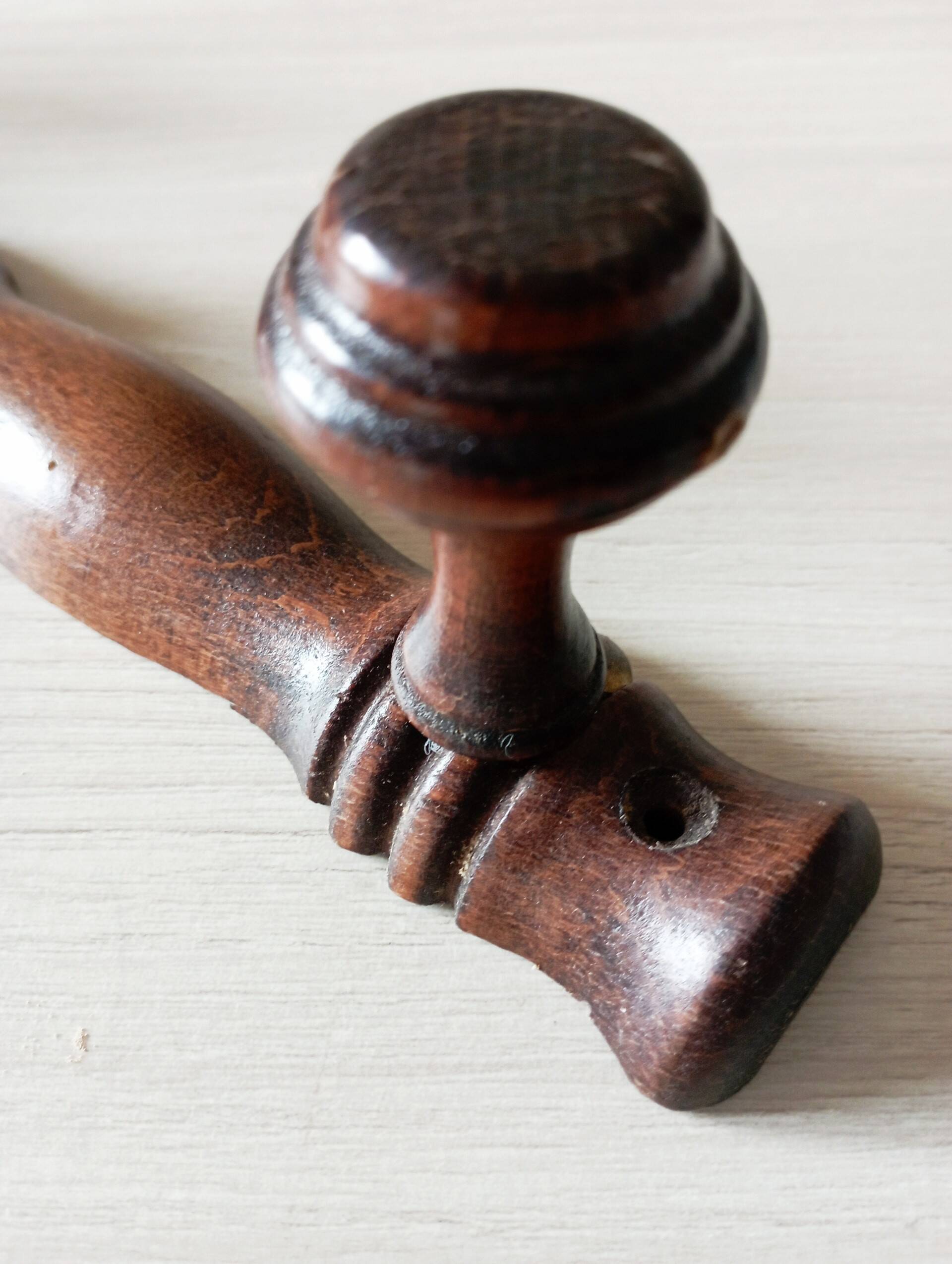 Wall-mounted coat rack with 3 hooks