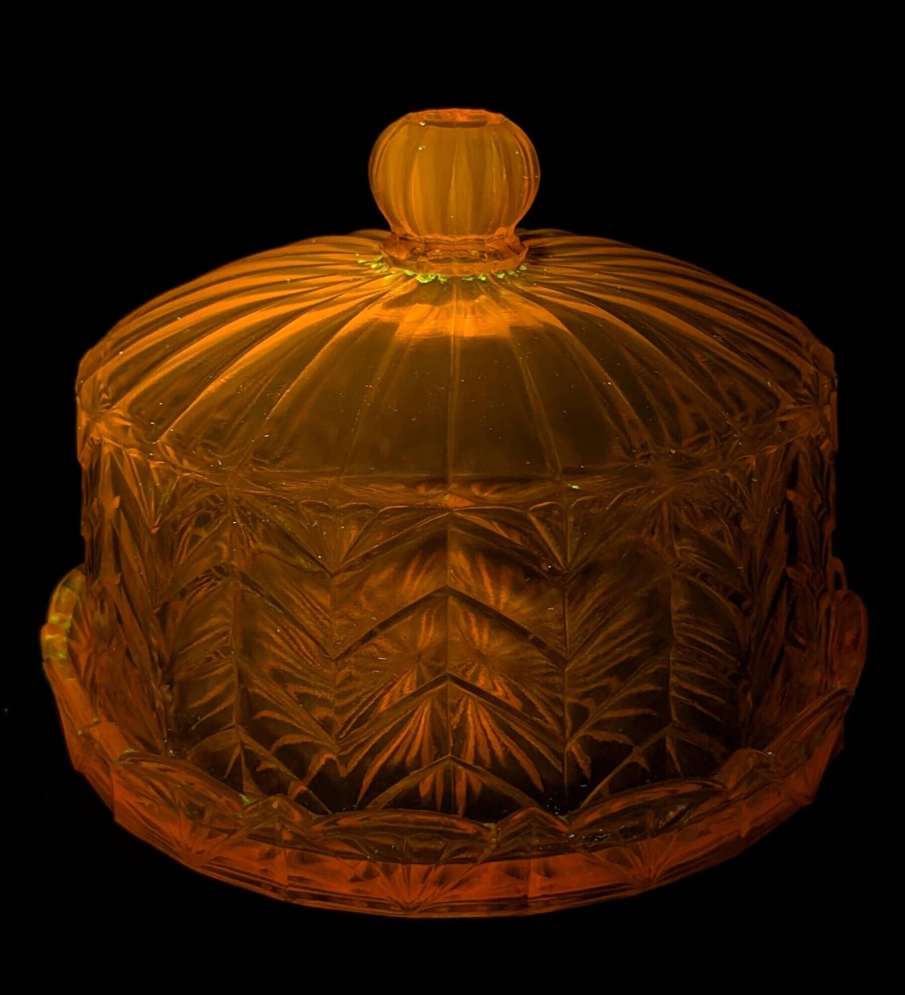 Small Art Deco Cake Dome in Rosaline (Depression Glass) 1930