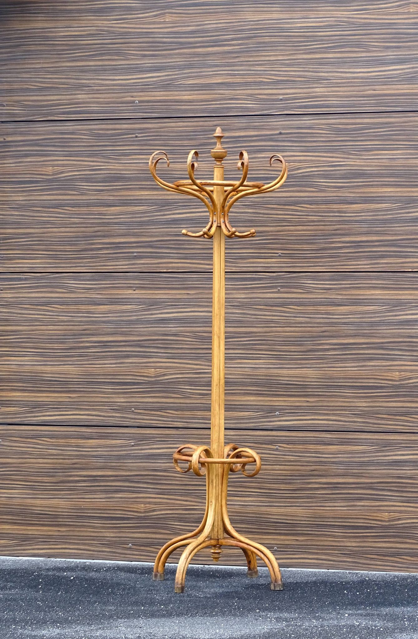 Bistro coat rack with 8 hooks, in the style of Thonet Fischel from 1920.