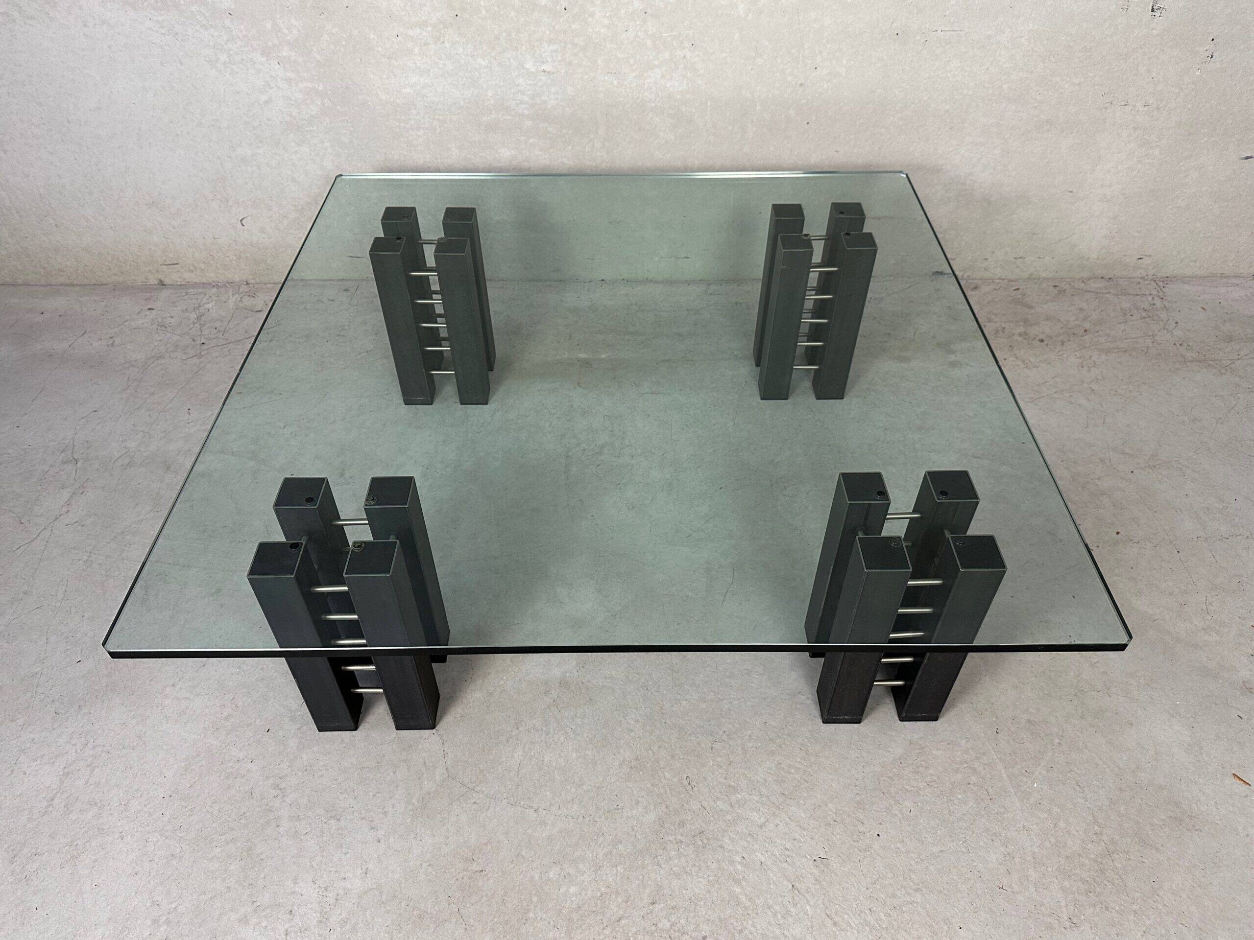 Table basse en verre et en acier