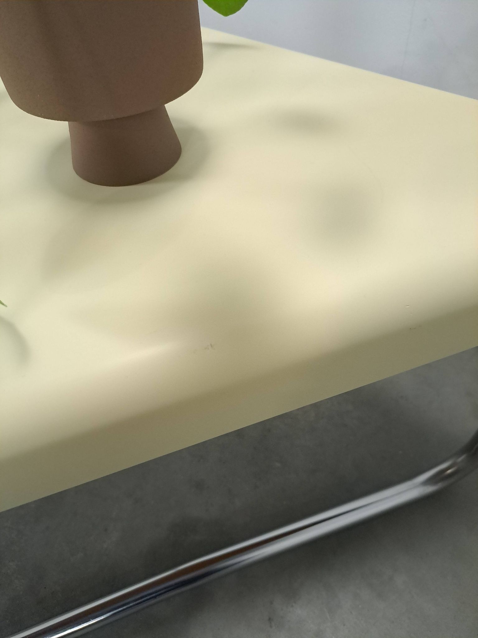 Space age driehoek kunststof tafel met chromen buisframe poten