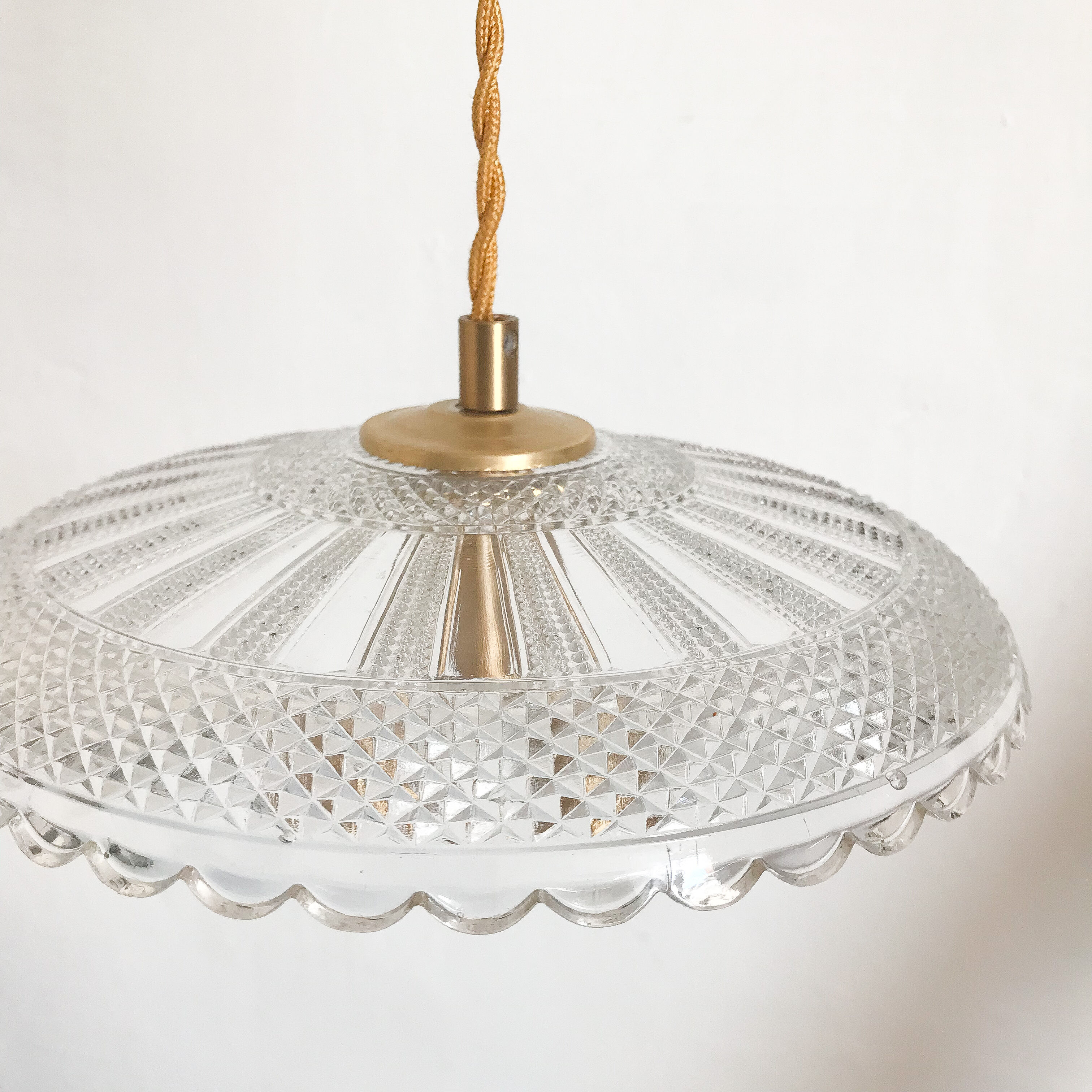 Glass lampshade suspension