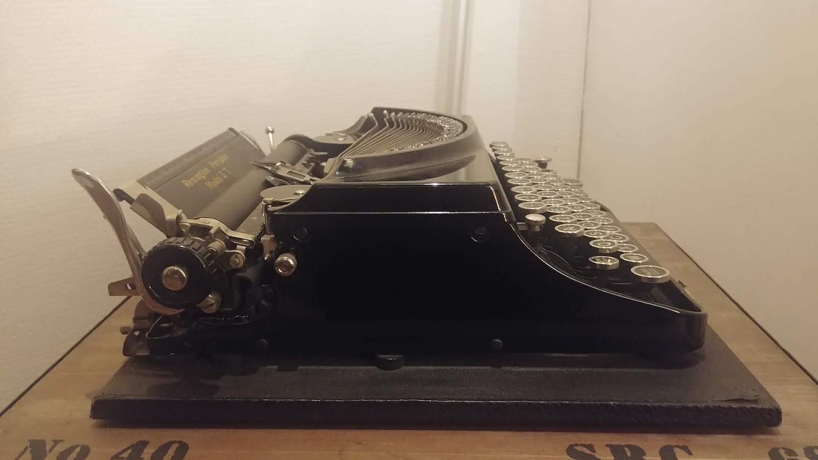 Typewriter Remington Portable Model 5T