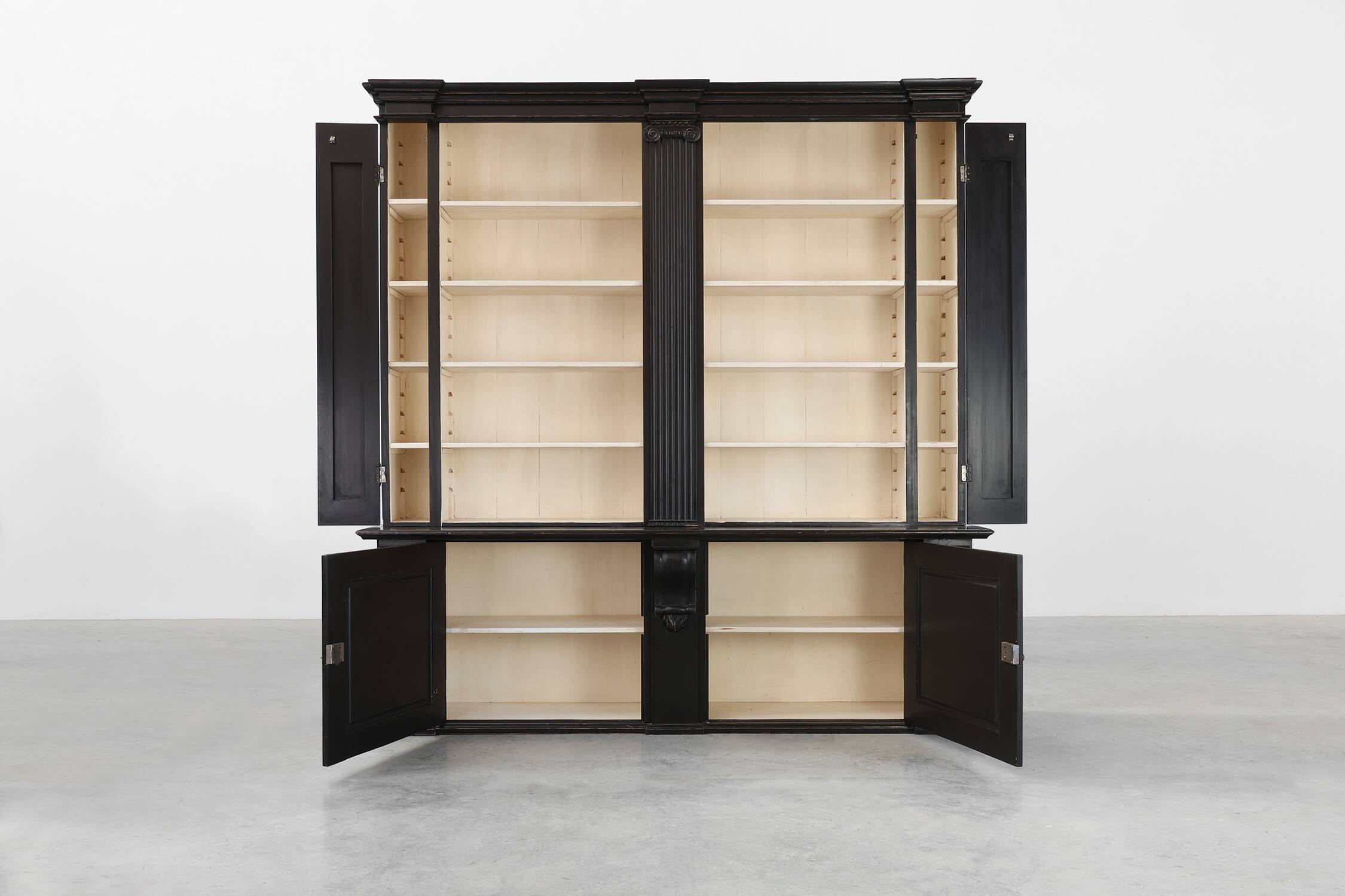 Bibliothèque haute noire du 20e siècle en MDF, Royaume-Uni
