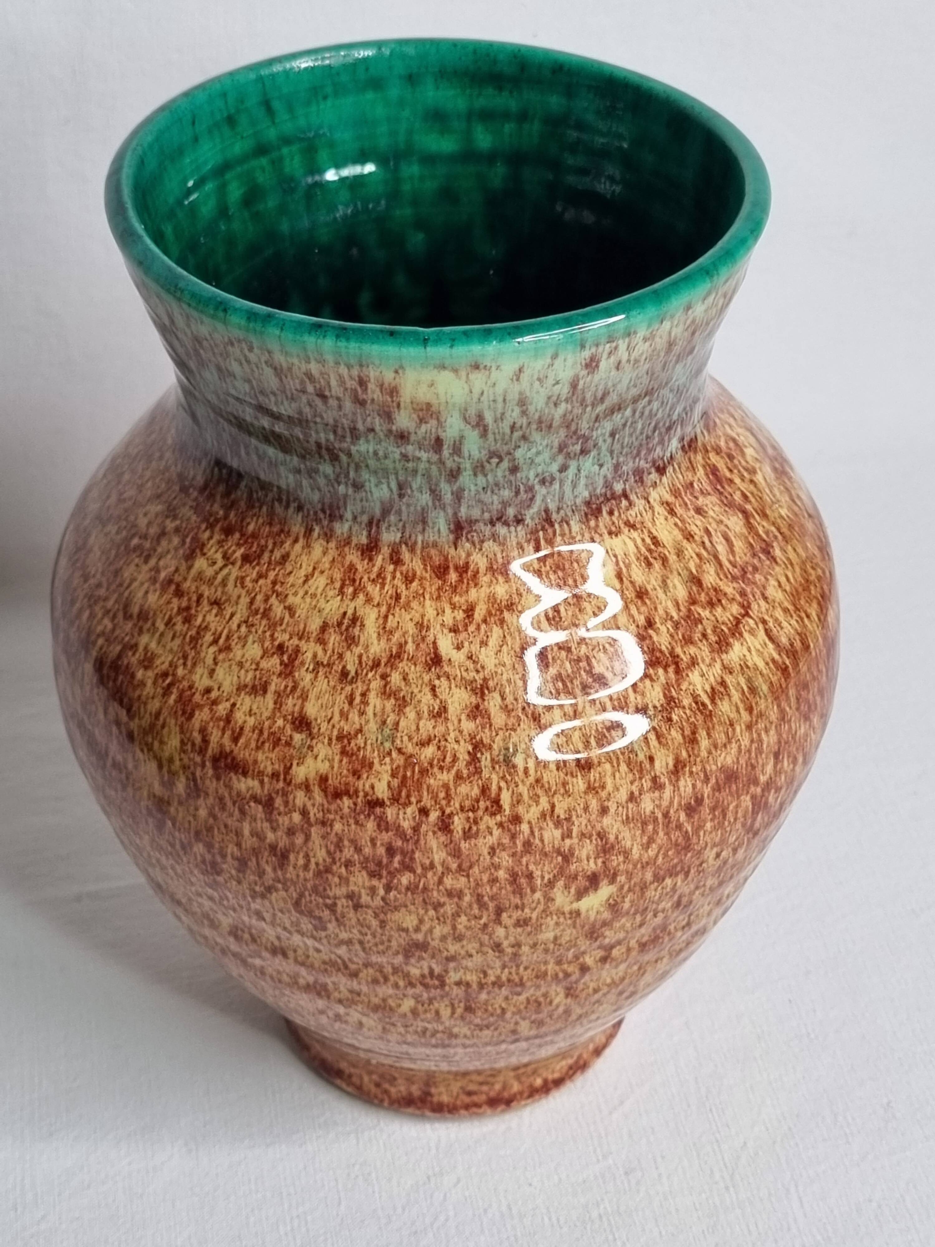 Vase en grès émaillé vert et brun moucheté – signé Accolay – 22 cm