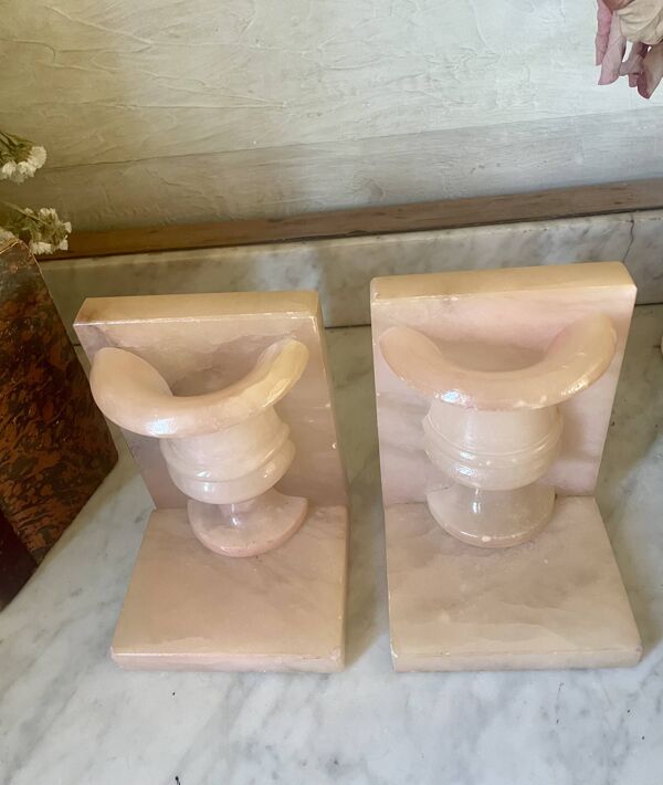 Paire de serre-livres vintage vase Médicis en onyx rose