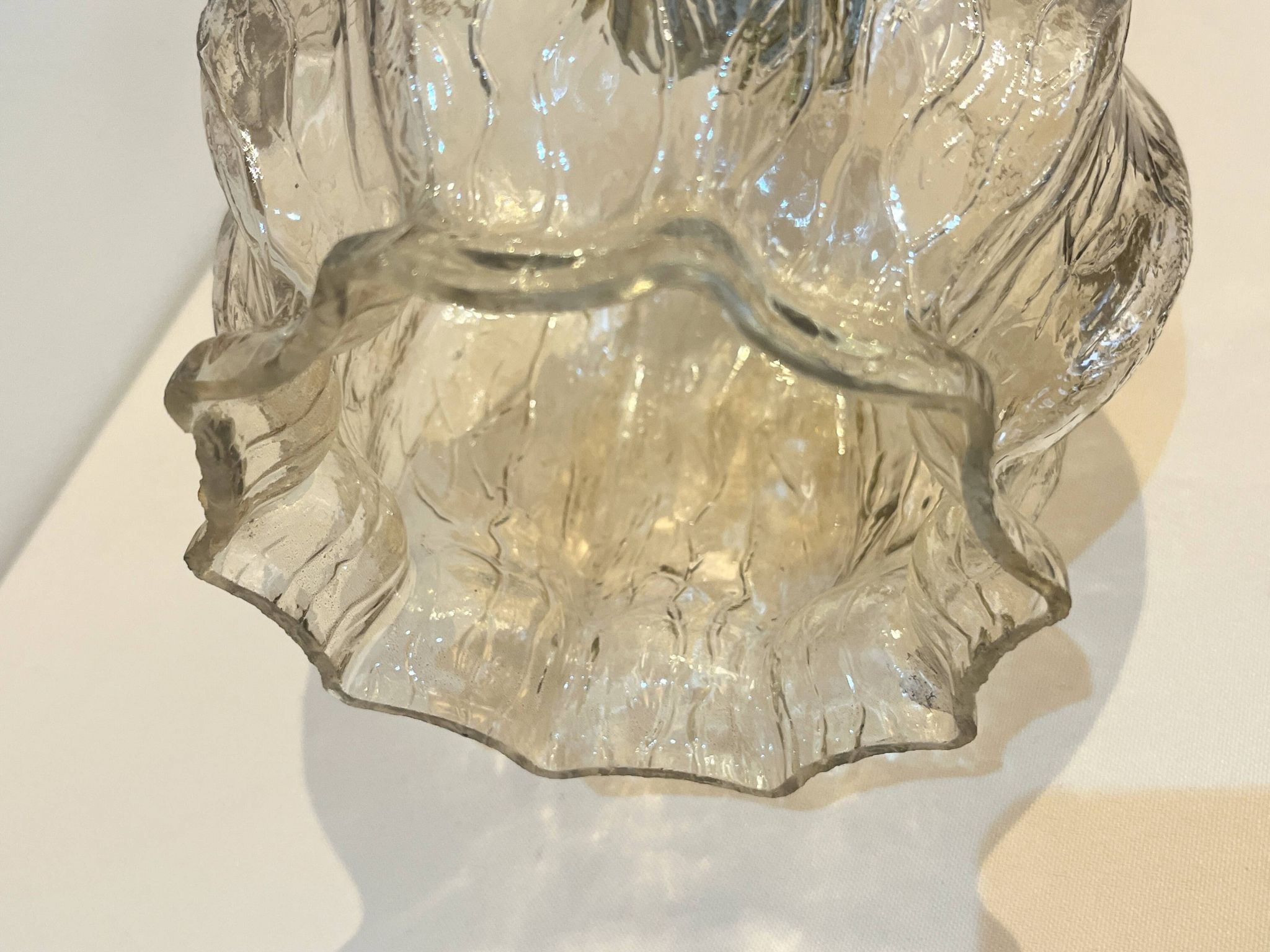 Large Albret crystal lamp in brass and neoclassical opaline glass globe