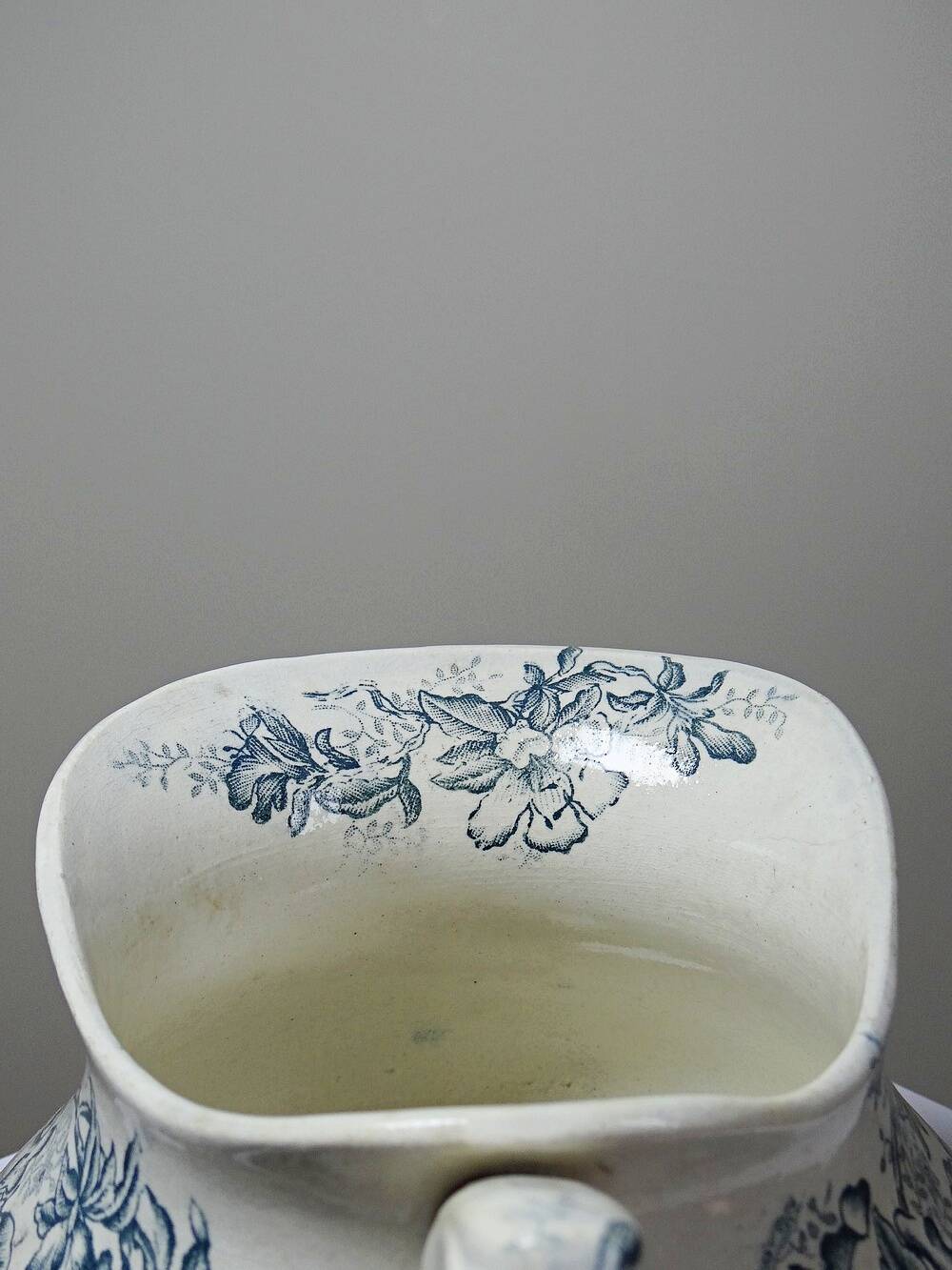 Toilet bowl Terre de Fer "Floréal", Givors pottery, 19th-century floral decoration.