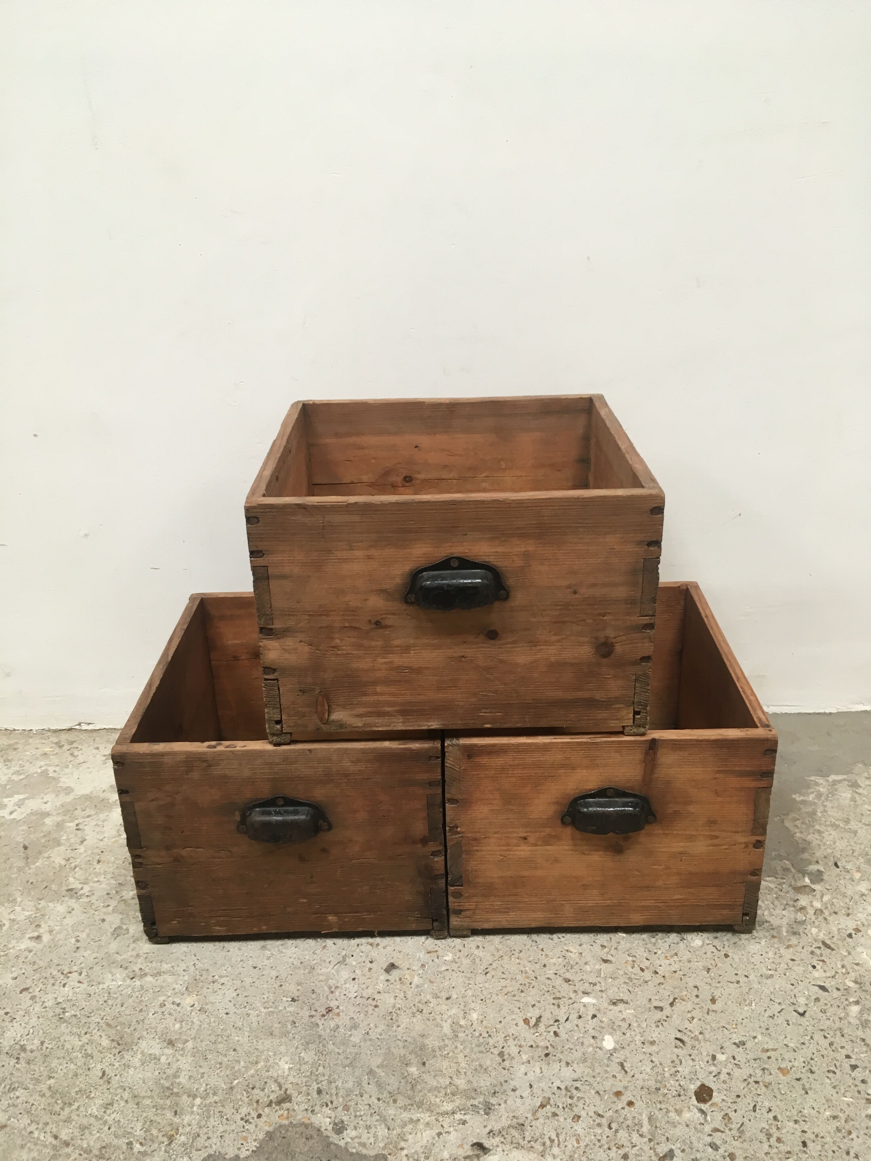 Batch of 3 wooden crates with handles