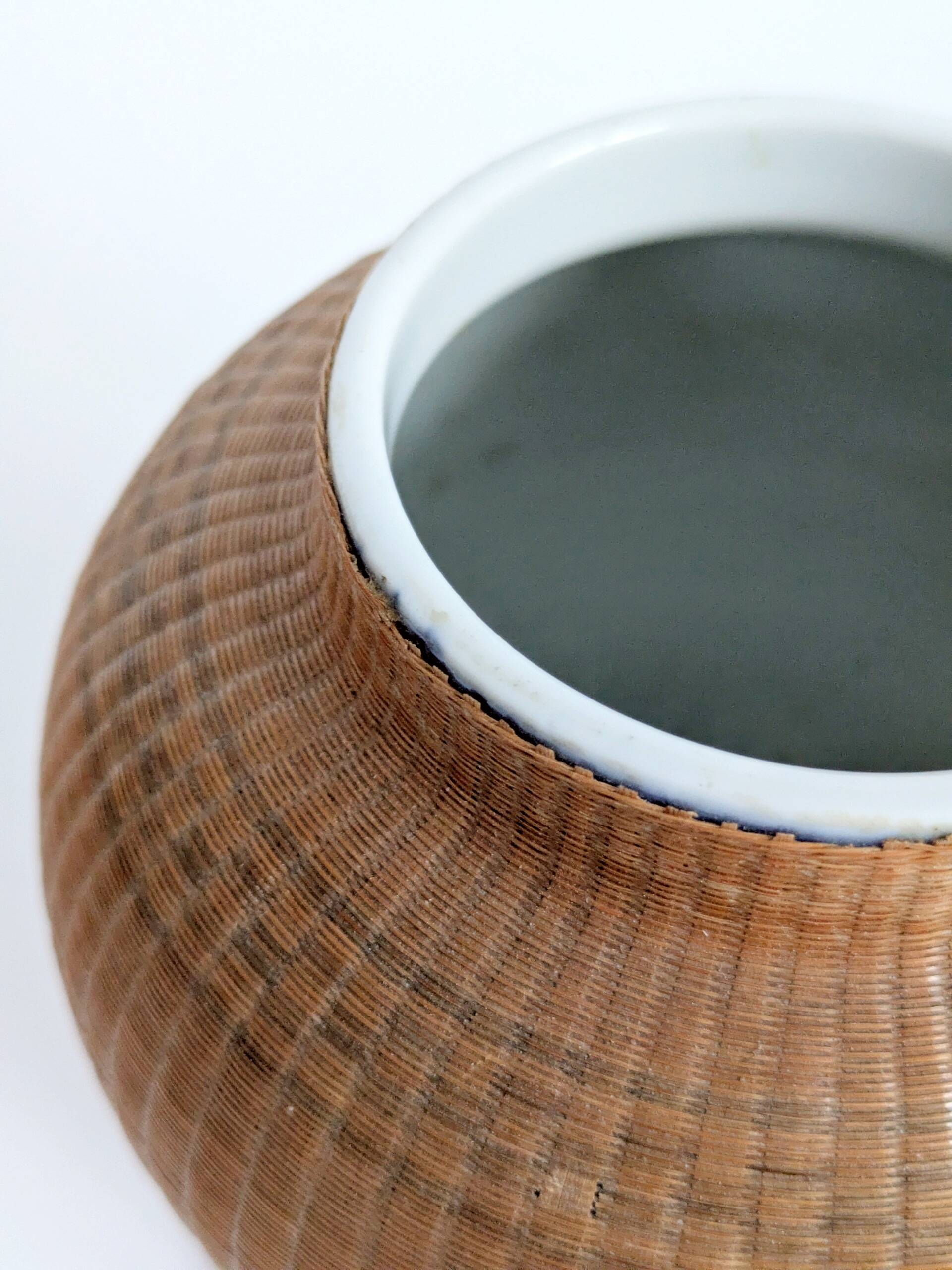 Pair of vintage Chinese vases in porcelain and woven bamboo.