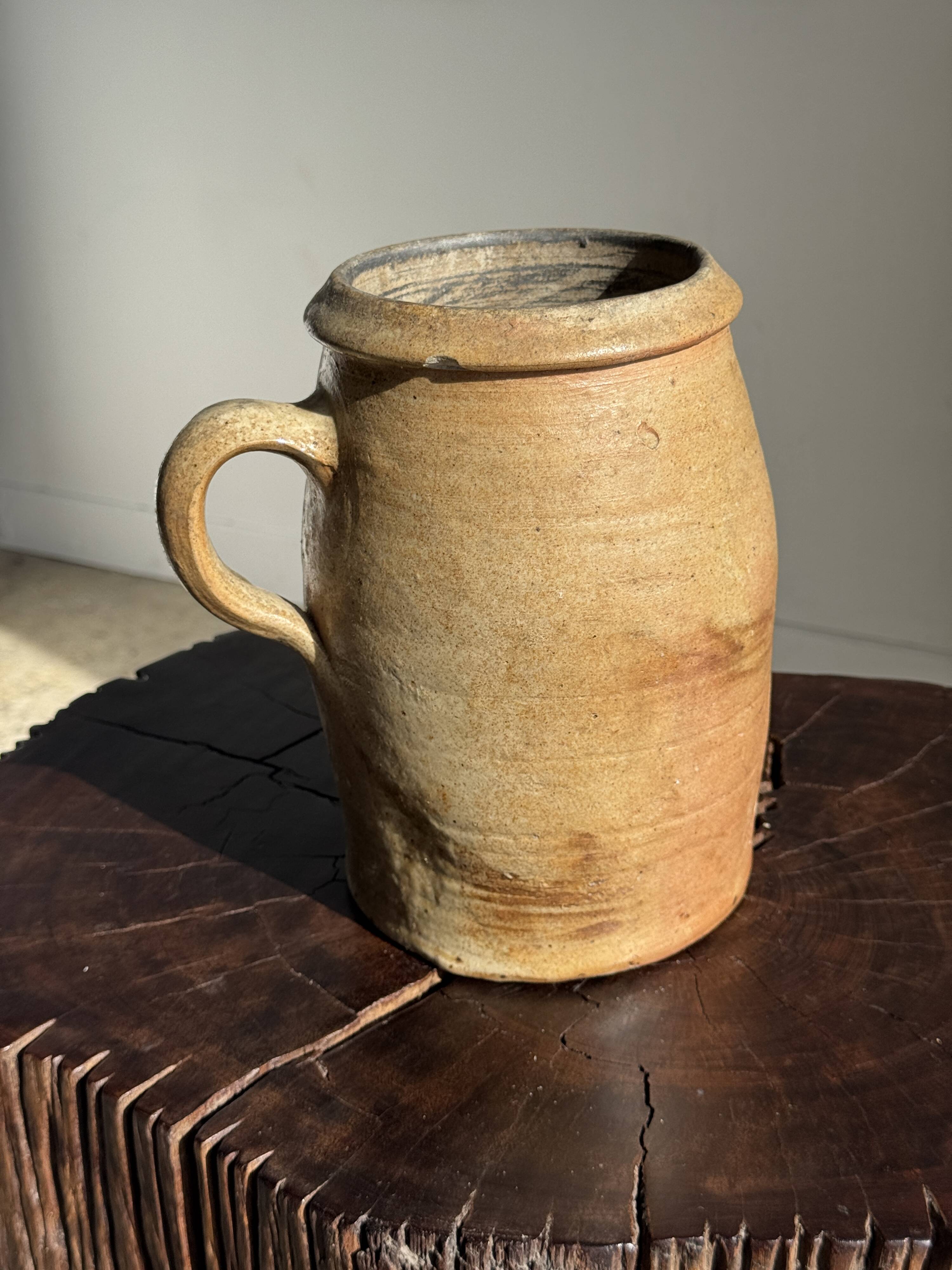 Large matte stoneware oval pot with beige handle H21 D12