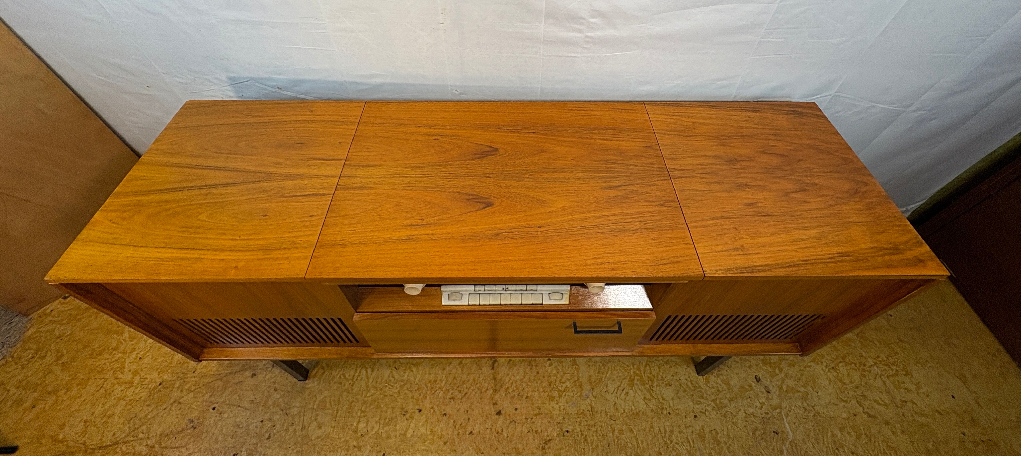Buffet radiogramme en teck figuré vintage rétro des années 50 – Loewe Rad