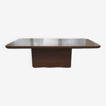 Table basse en travertin beige clair polie.