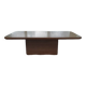 Table basse en travertin beige clair polie.