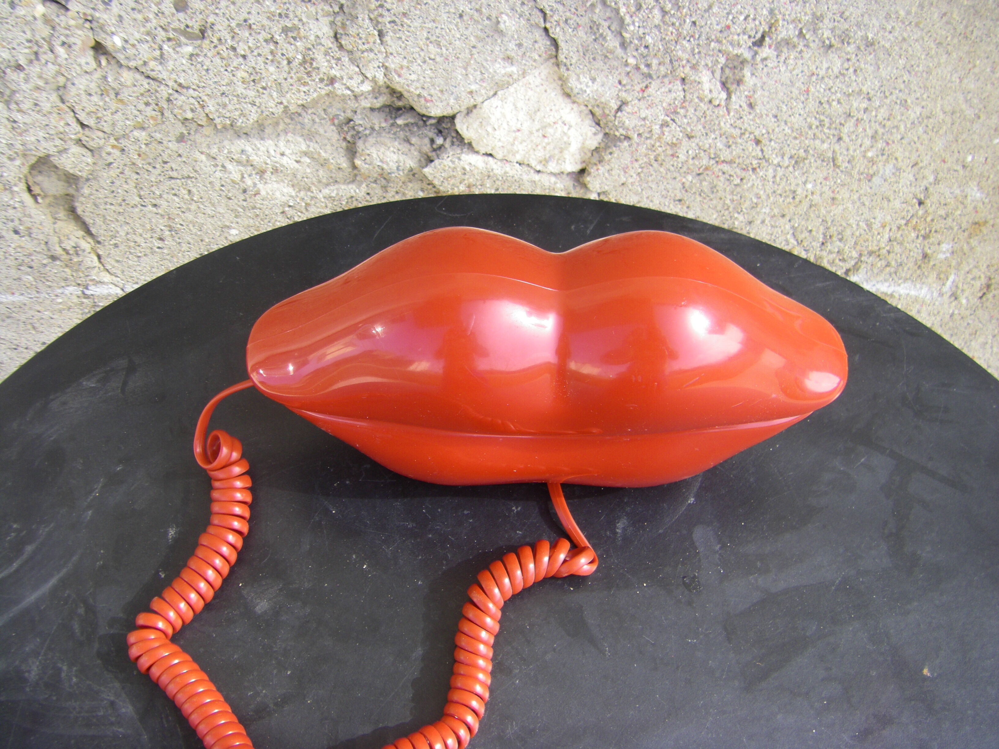 Téléphone fixe vintage hot red lips