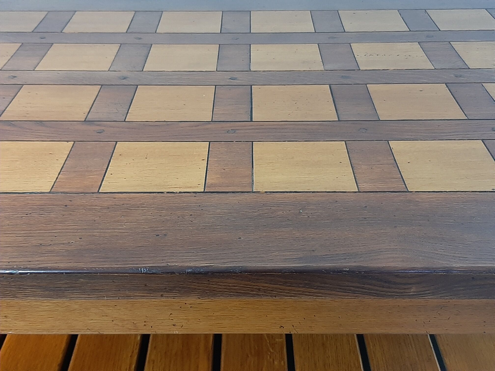 Table basse danoise en chêne début XXème siècle plateau à damier