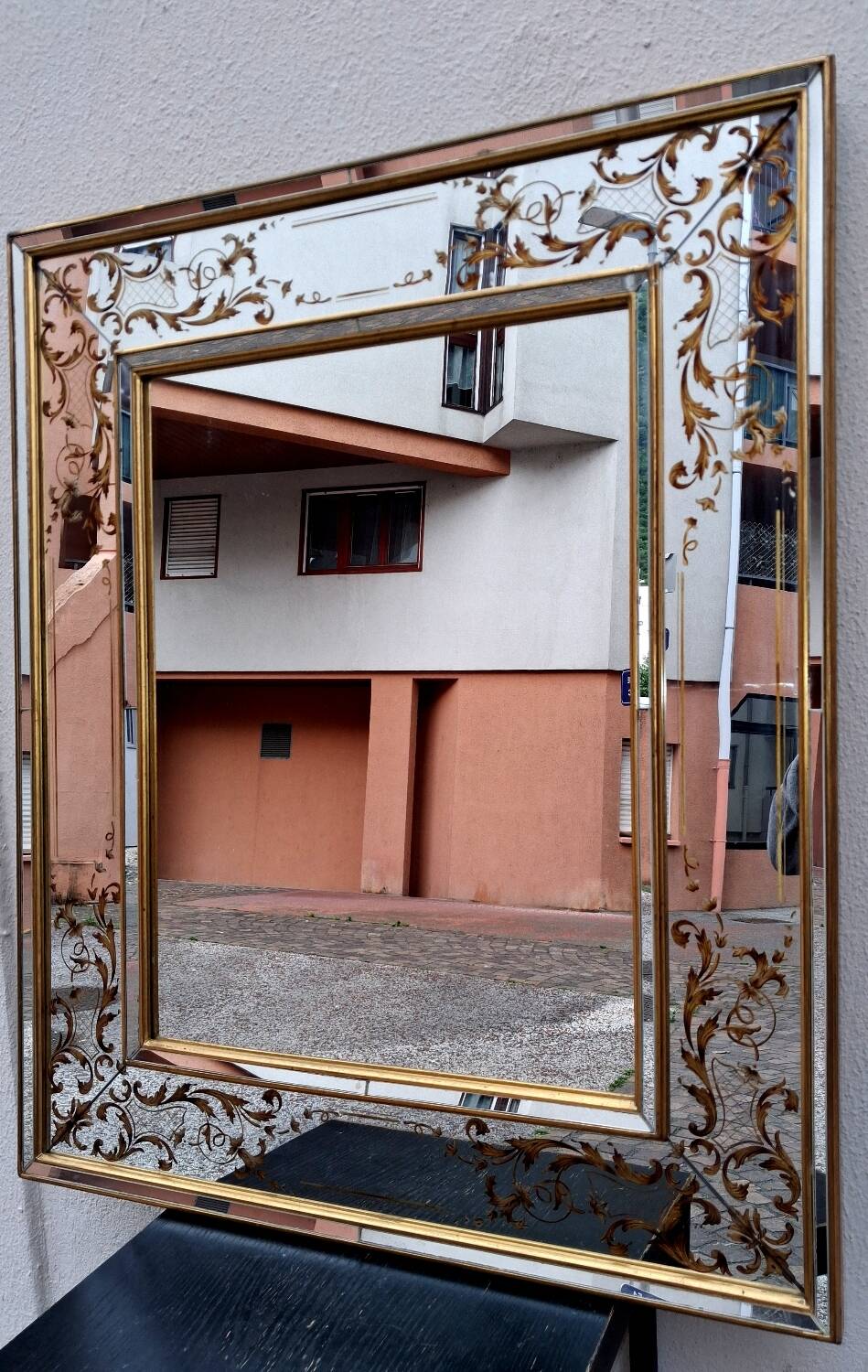 Miroir à parcloses, décor d'arabèsques, style vénitien