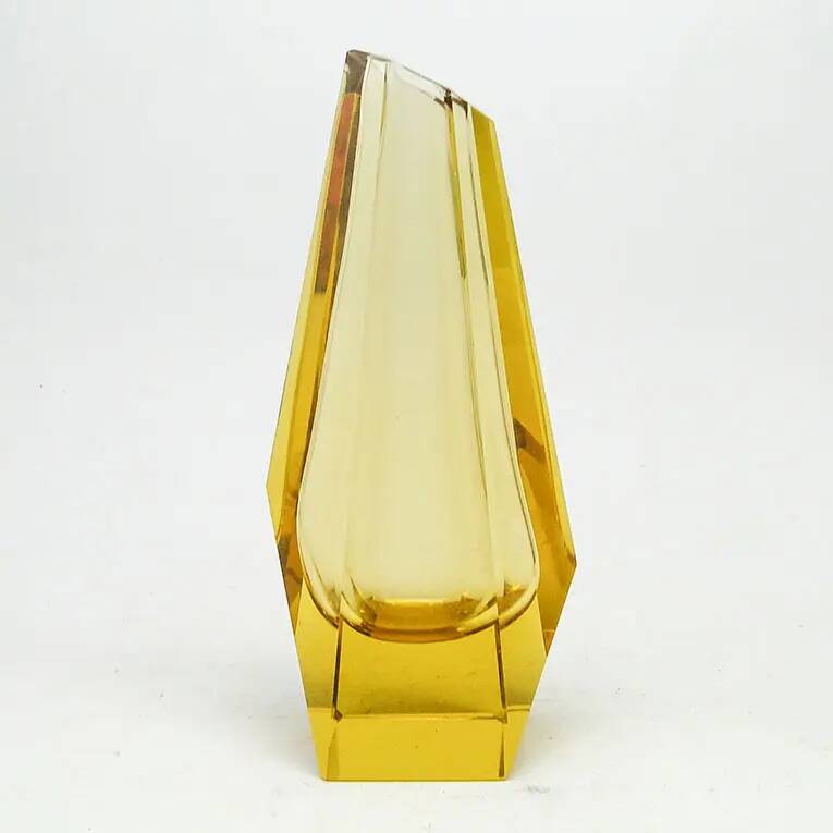 Vase Art Déco, cristal jaune, conçu par J. Hoffmann, Tchécoslovaquie, années 1930.