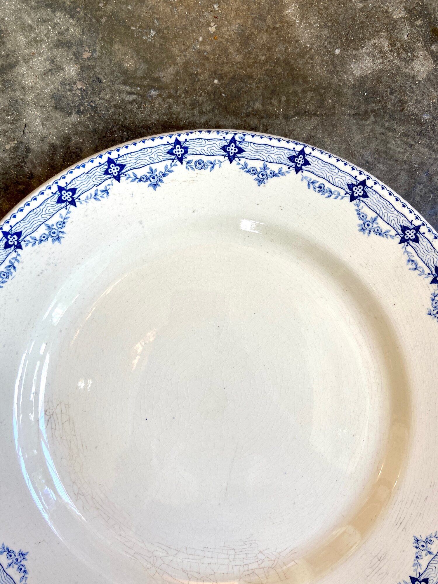 Round dish Hte Boulenger in white and blue iron earth, service "Lavoisier"