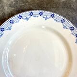 Plat rond Hte Boulenger en terre de fer blanche et bleue, service "Lavoisier"