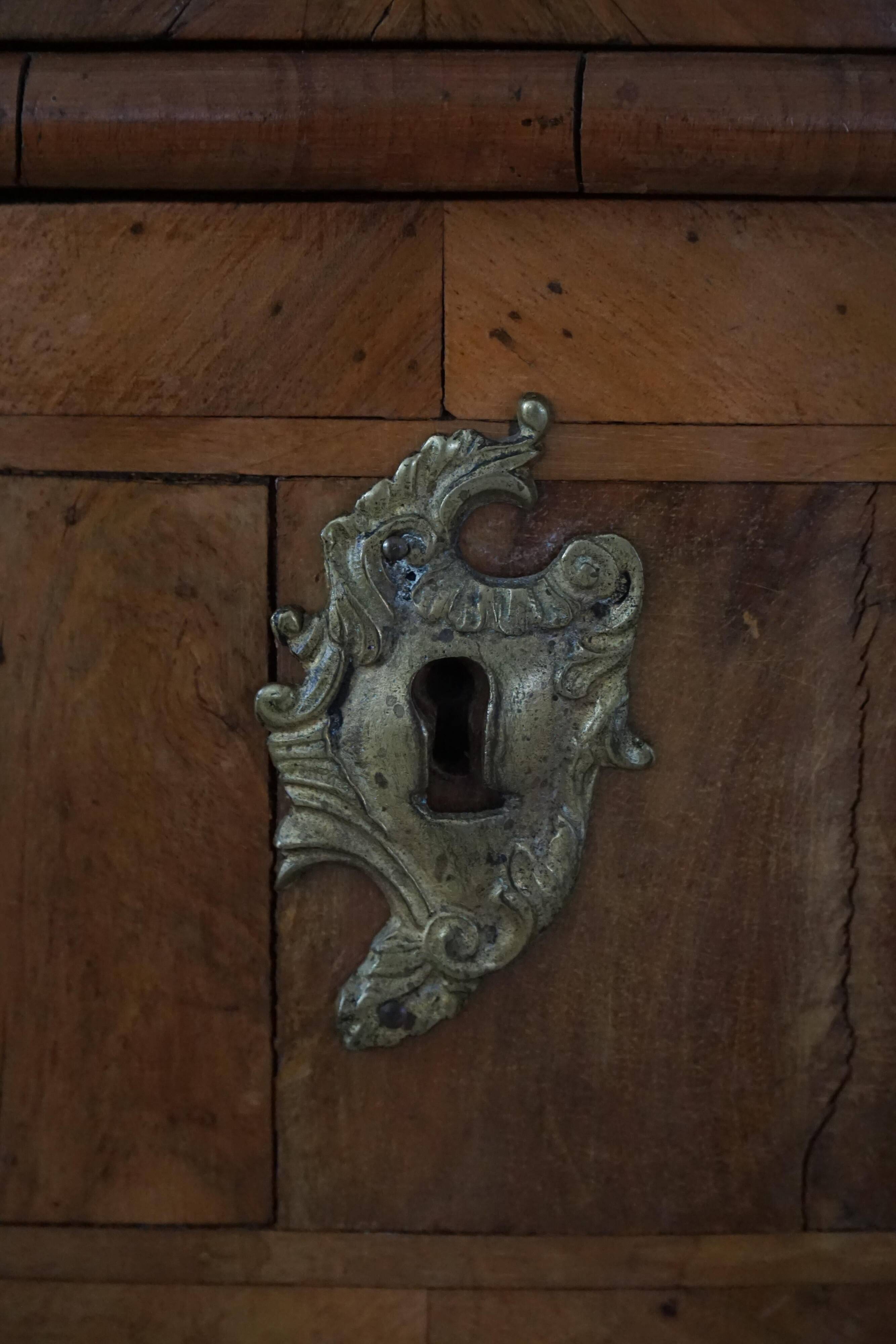 18ème siècle, commode danoise baroque serpentine antique en noyer