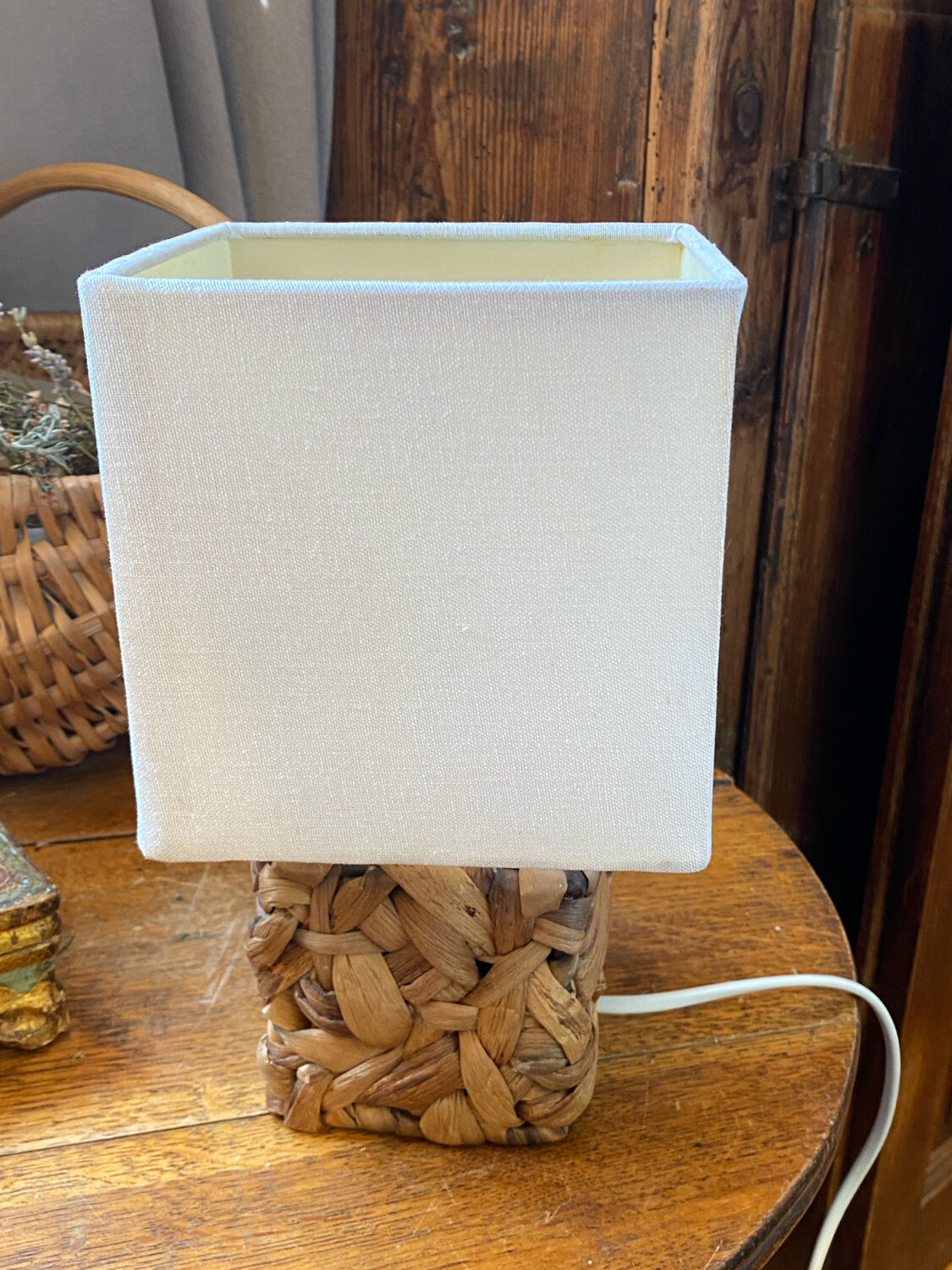 Lamp, natural weaving in water hyacinth fibre.