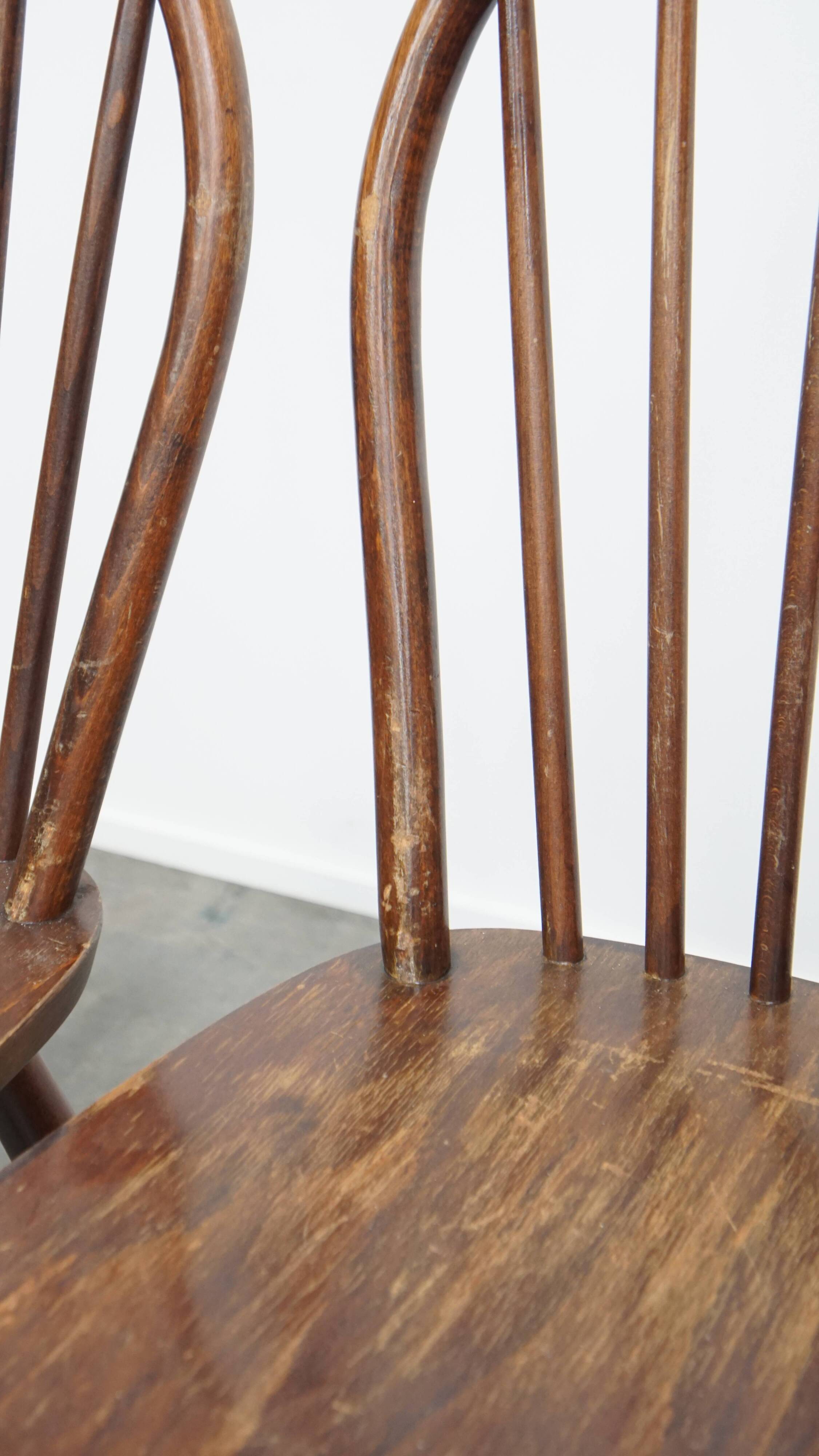 Ensemble de 8 chaises Windsor vintage en bois à dossier fuseau des années 1970