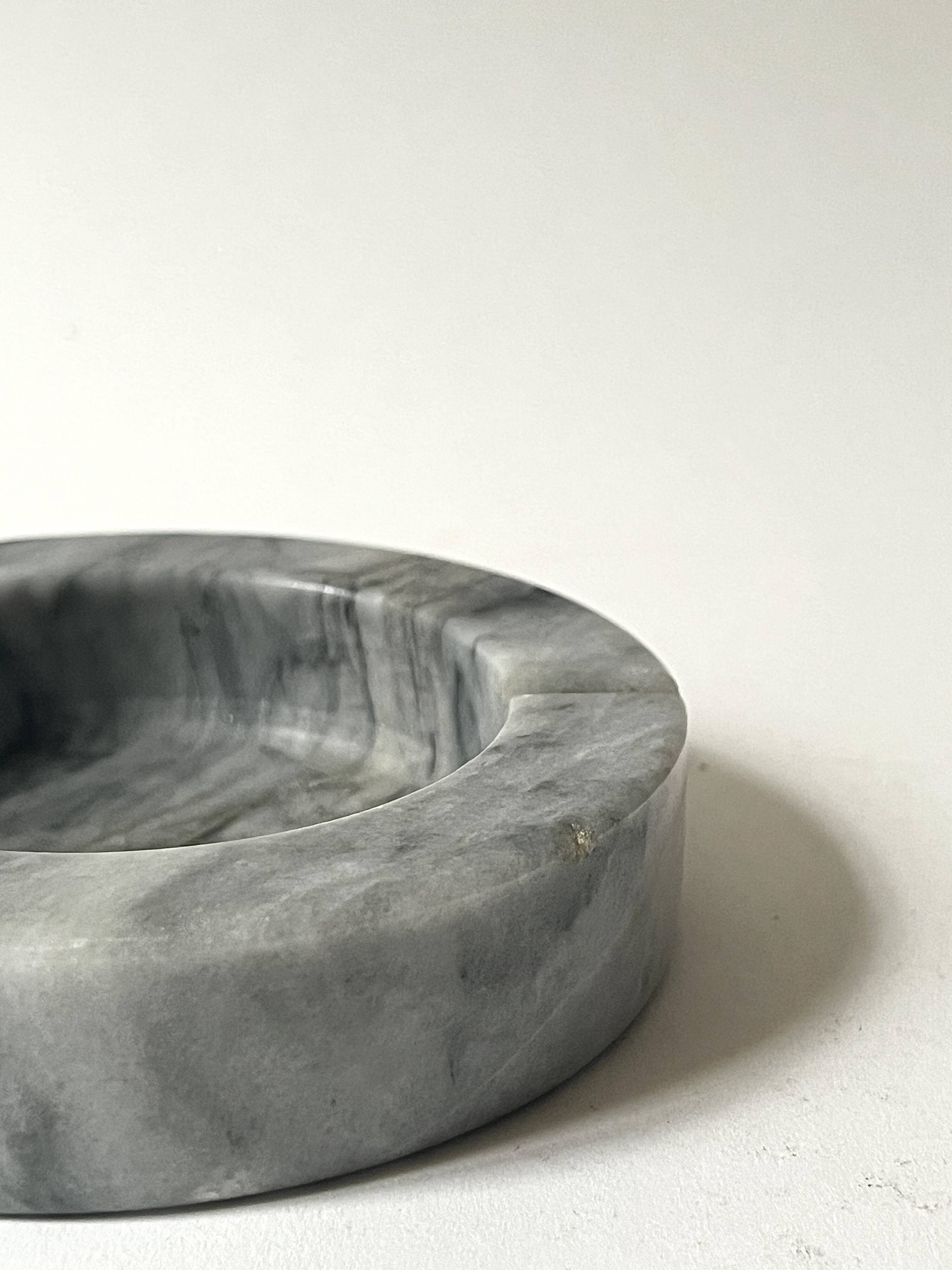 Italian ashtray in veined grey marble, 1970s design.
