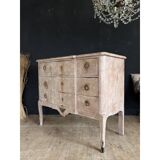 Distressed chest of drawers