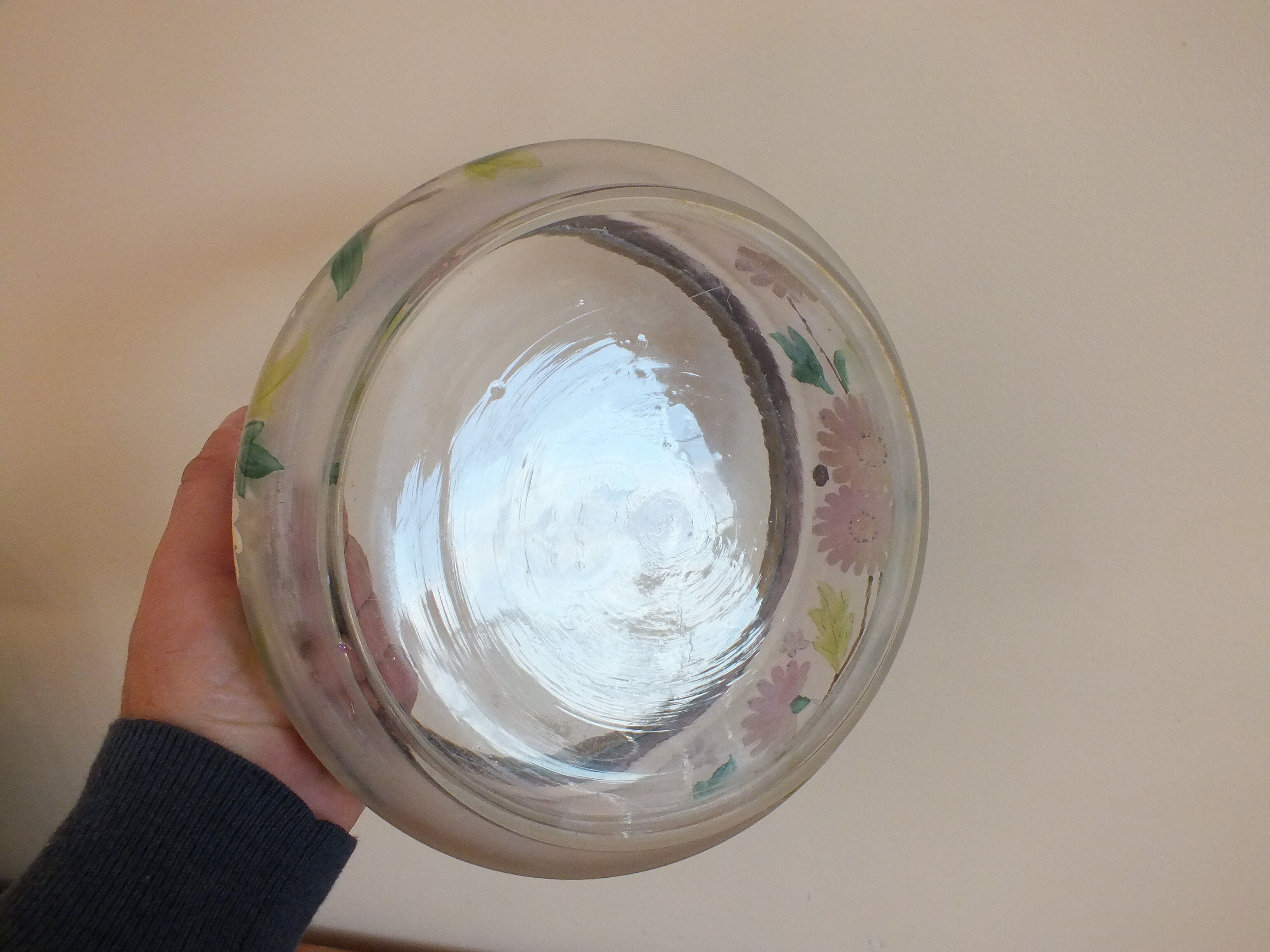 Saladier ancien en verre émaillé et cerclage laiton