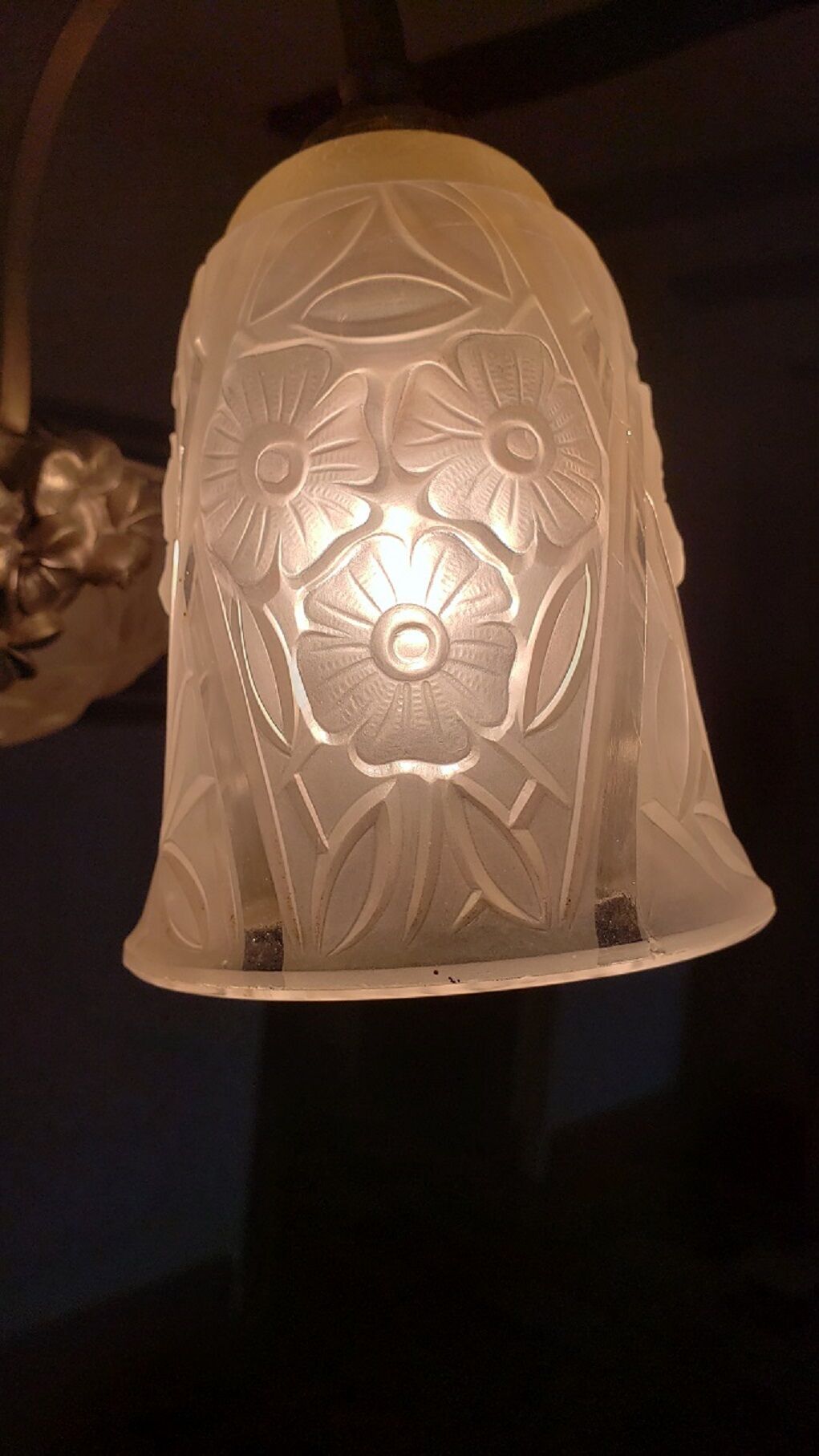 Art deco suspension molded glass