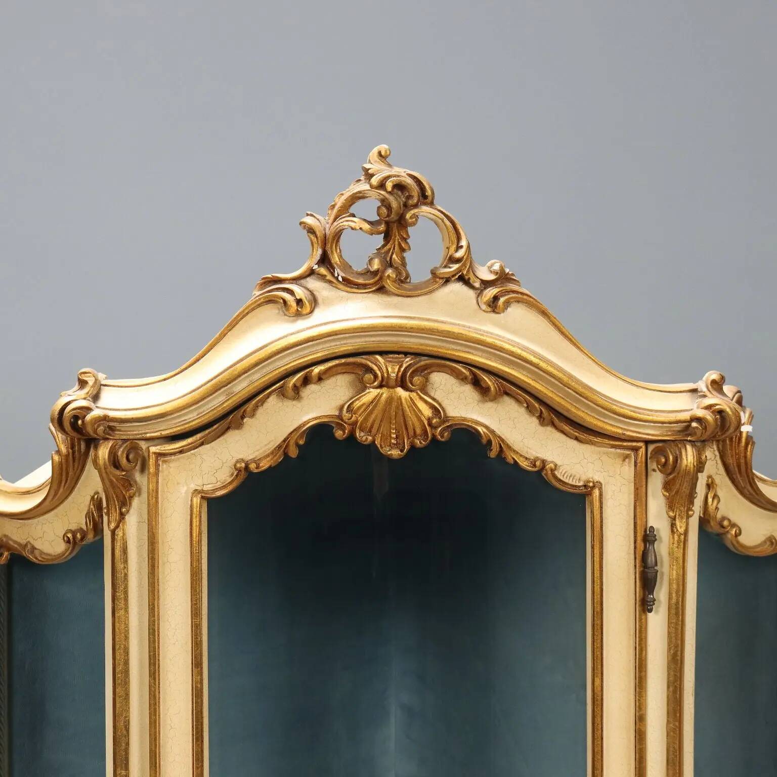 Antique corner display cabinet in lacquered wood, Baroque style, 20th century.
