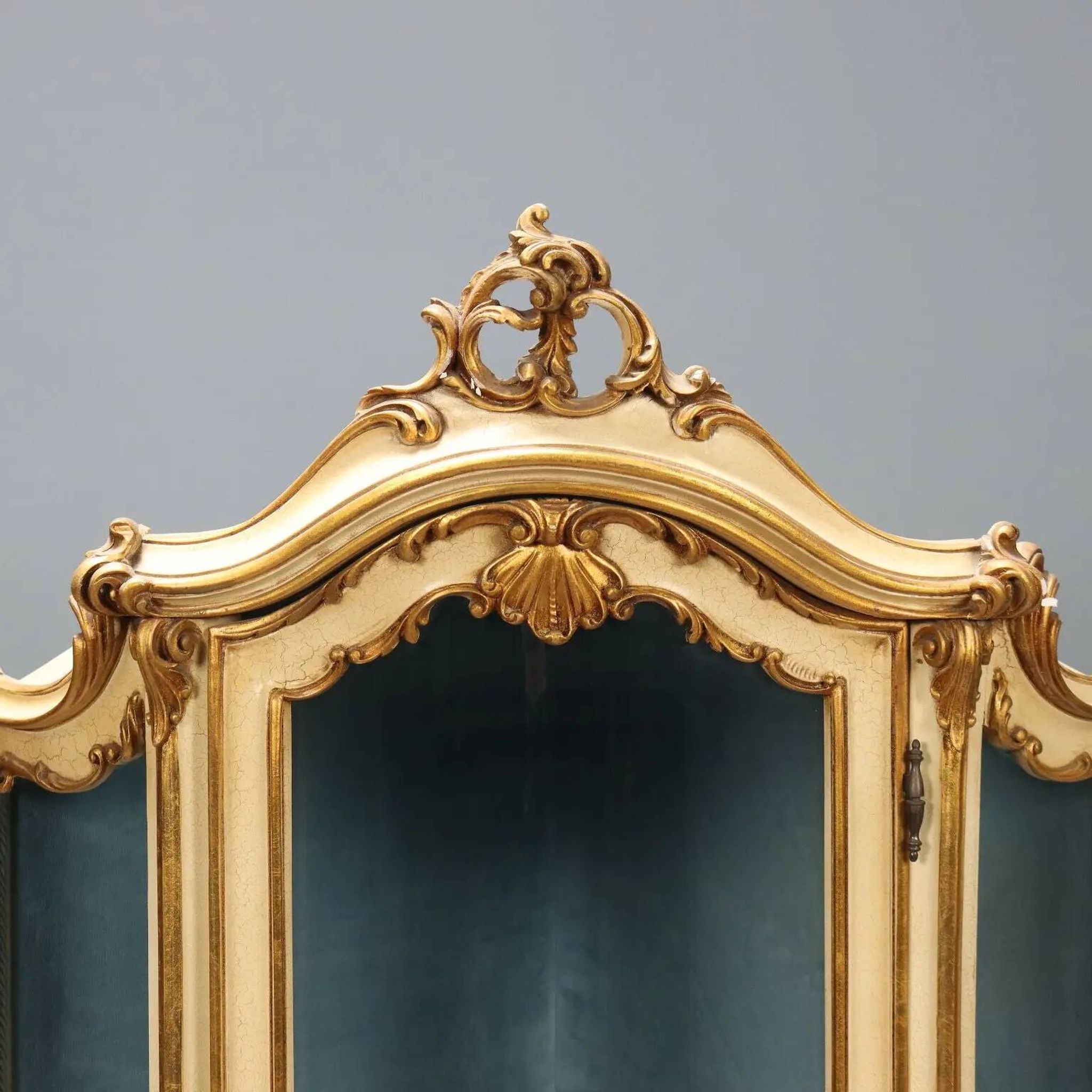 Vitrine d’angle ancienne style baroque en bois laqué, XXe siècle