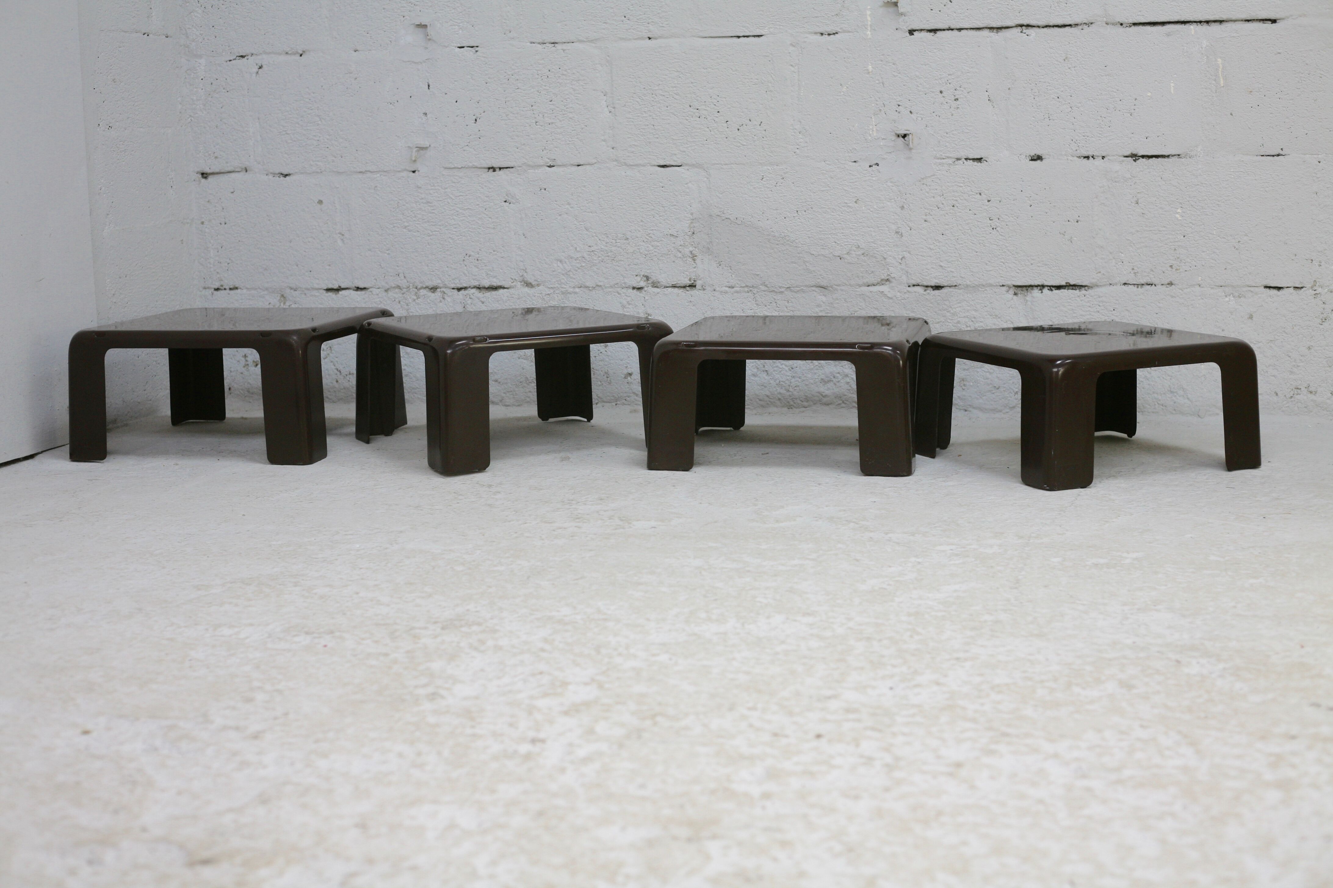 Suite de 4 tables basses gigognes "Gatti", Mario Bellini éditée par C&B Italia, circa 1970.